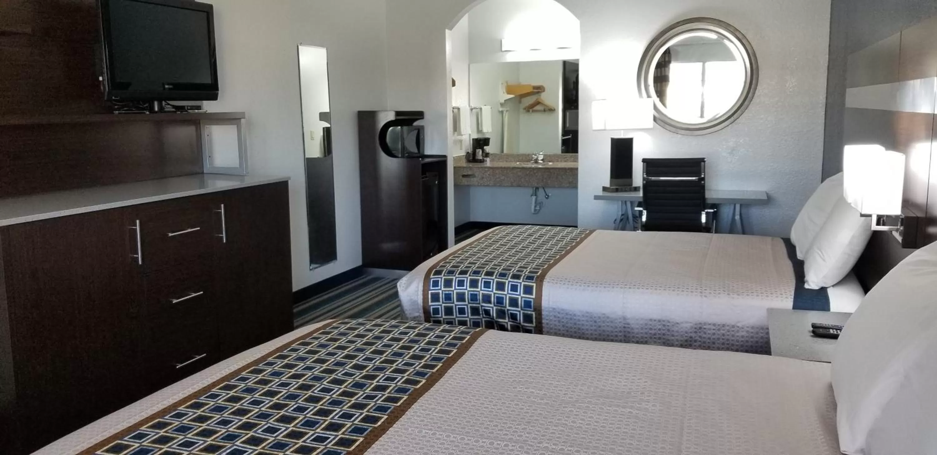 Standard Queen Room with Two Queen Beds in HomeBridge Inn and Suites