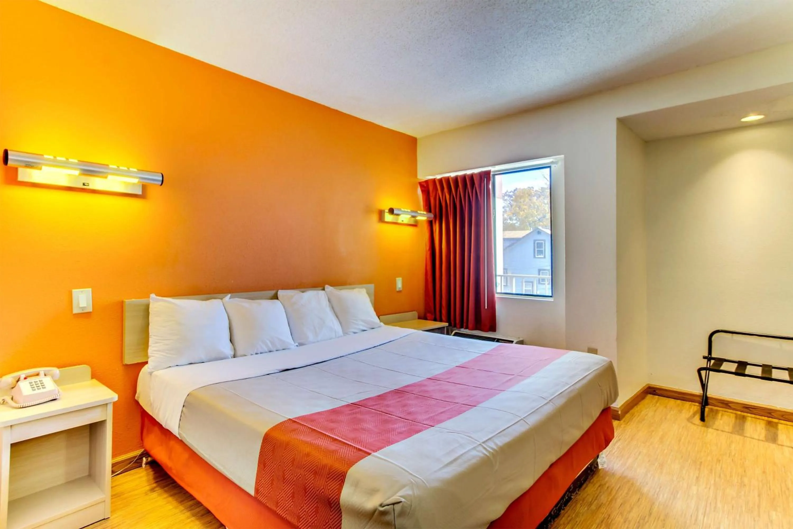 Deluxe King Room - single occupancy - Smoking in Motel 6-Washington, DC