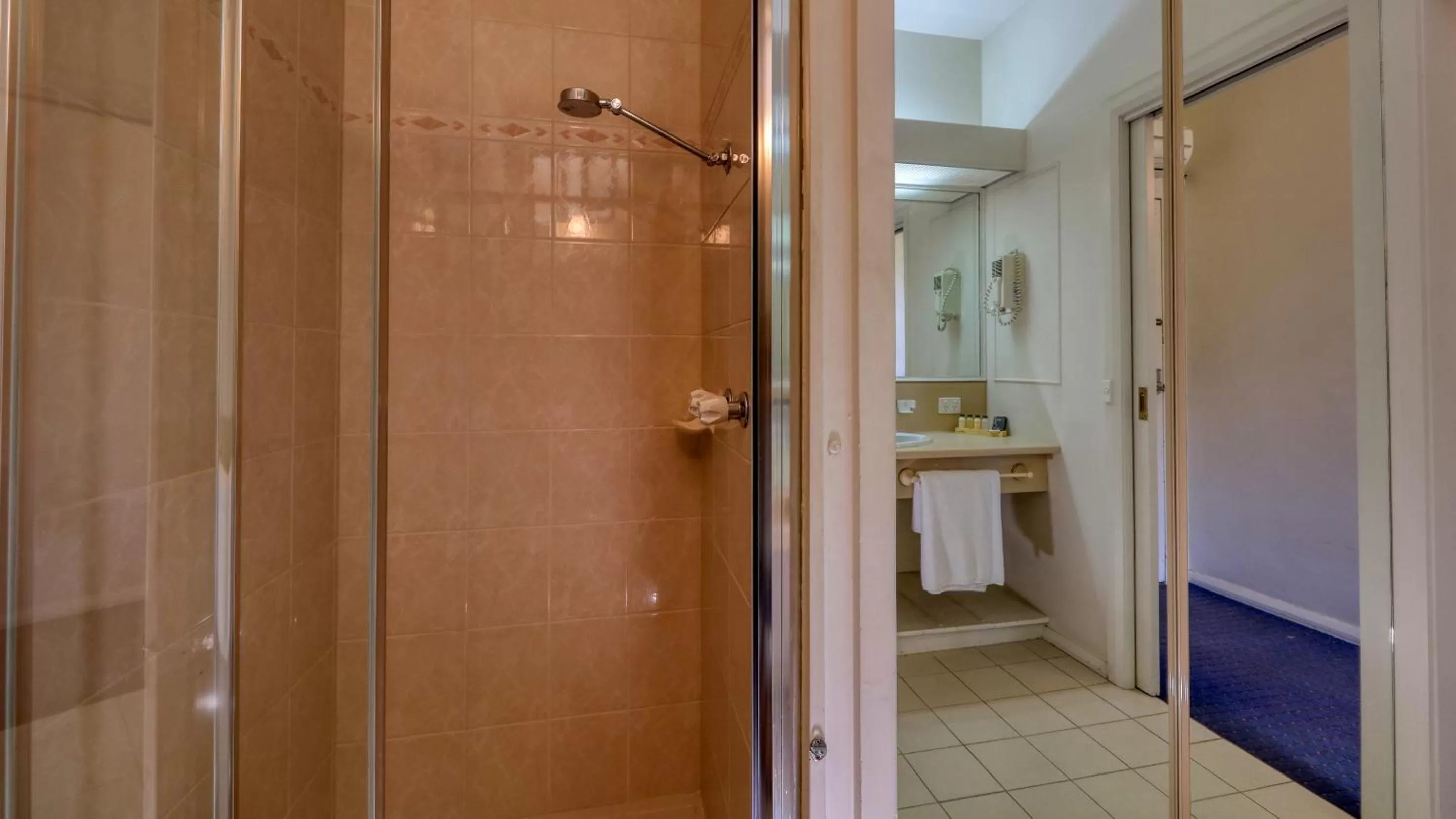 Budget Double Room in Swan Hill Resort