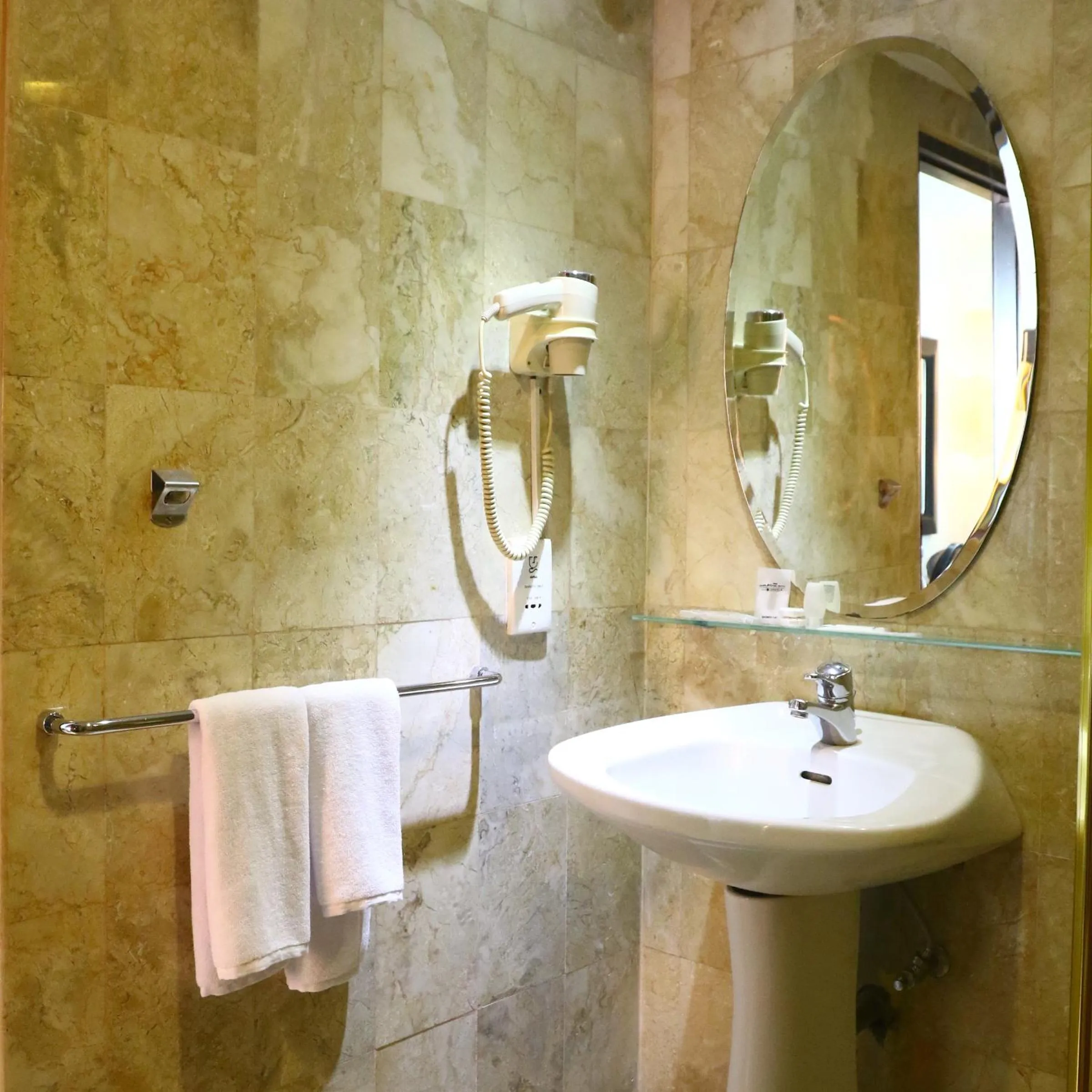 Deluxe Twin Room in Jakarta Airport Hotel