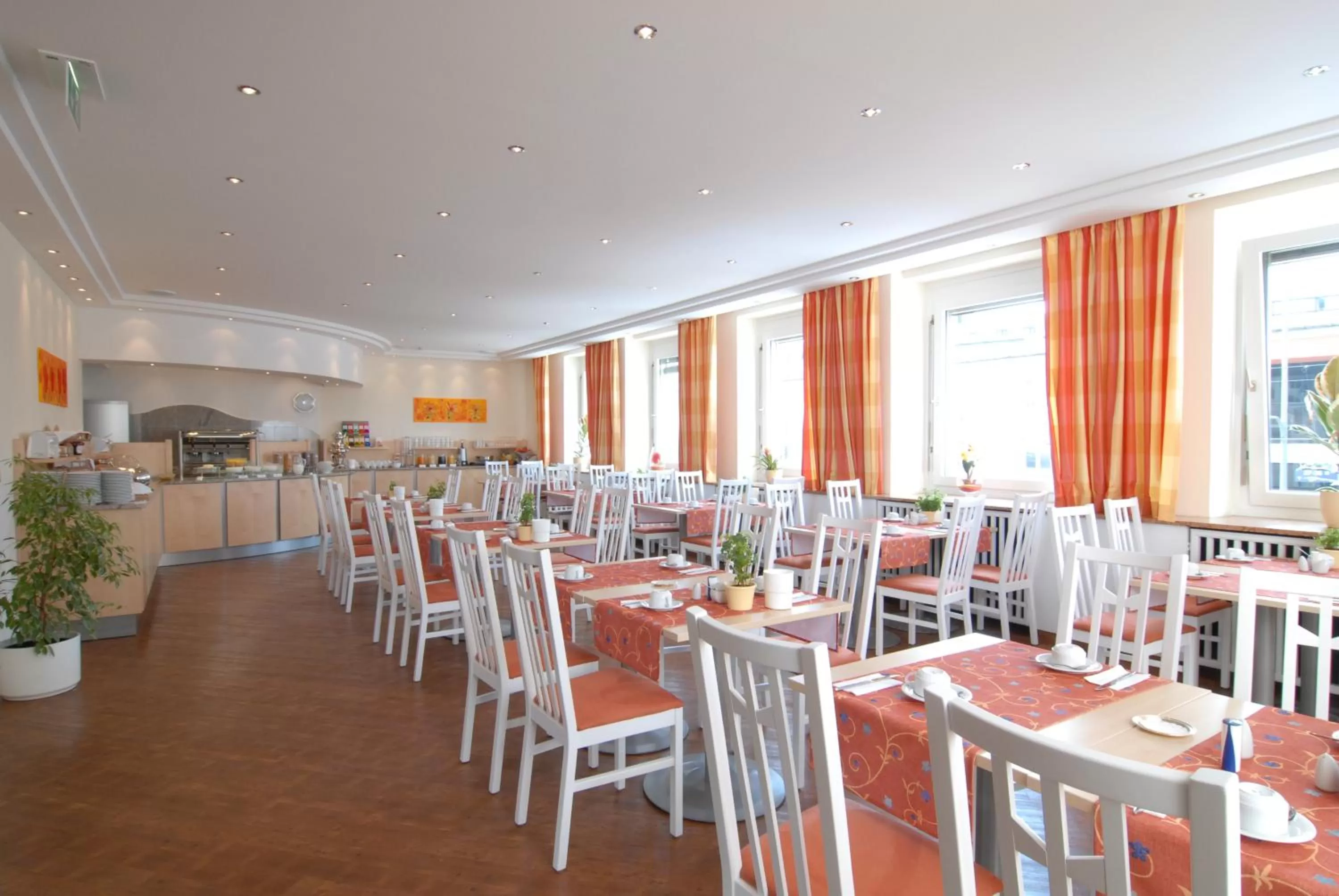 Restaurant/places to eat in Hotel Amba