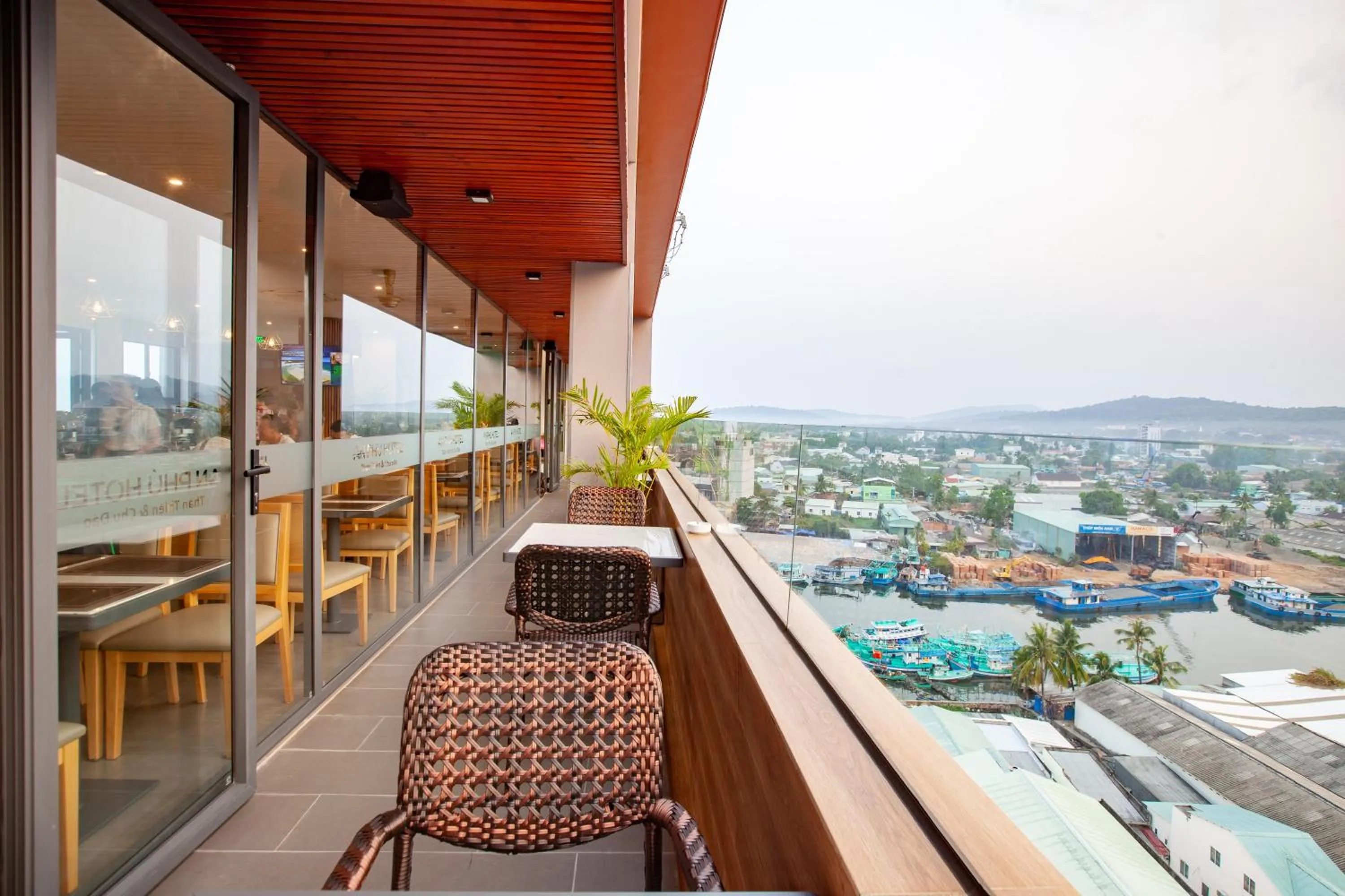 Restaurant/places to eat in An Phu Hotel