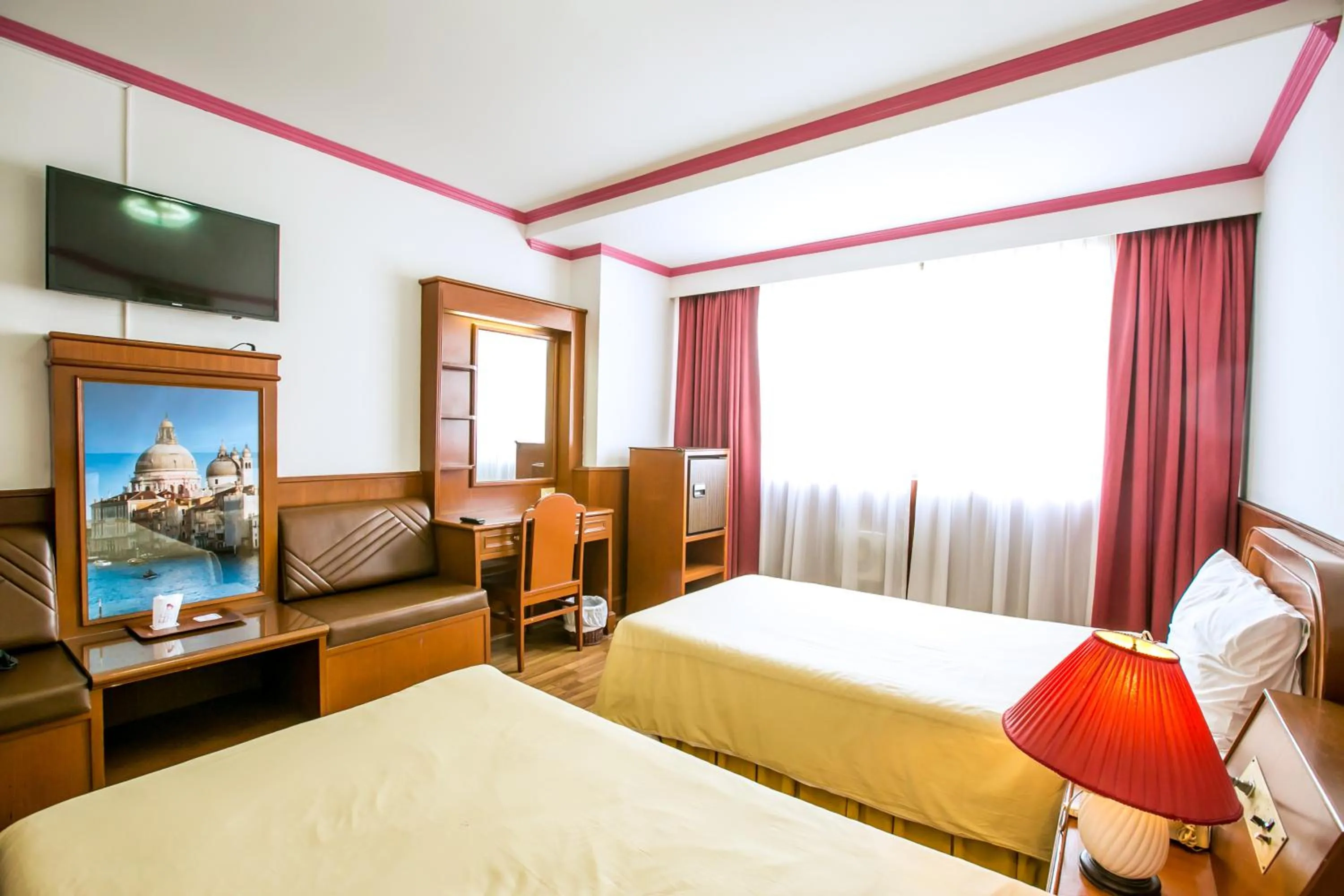 Superior Twin Room in Elizabeth Hotel