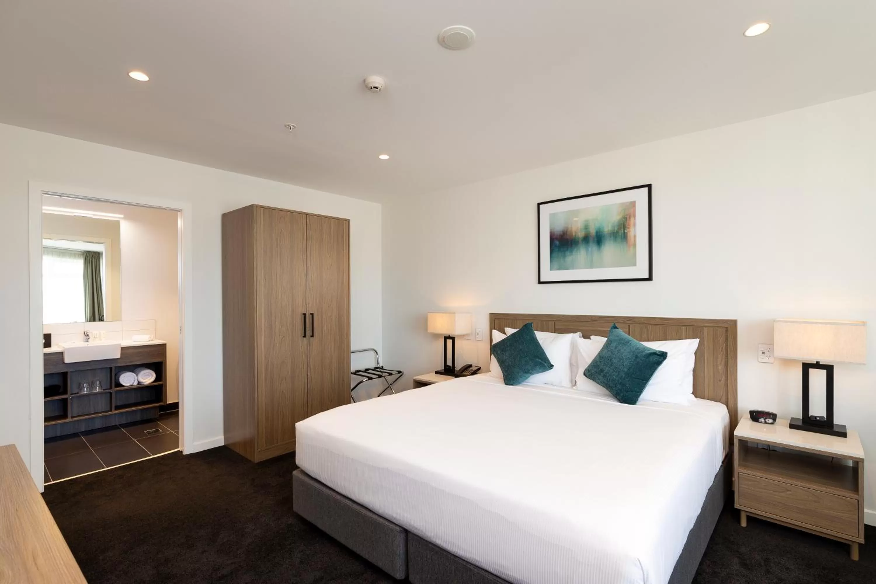 Superior Room Package (incl. Breakfast for 2, Parking, WIFI and complimentary upgrade (upon availability)) in Oaks Auckland Hotel
