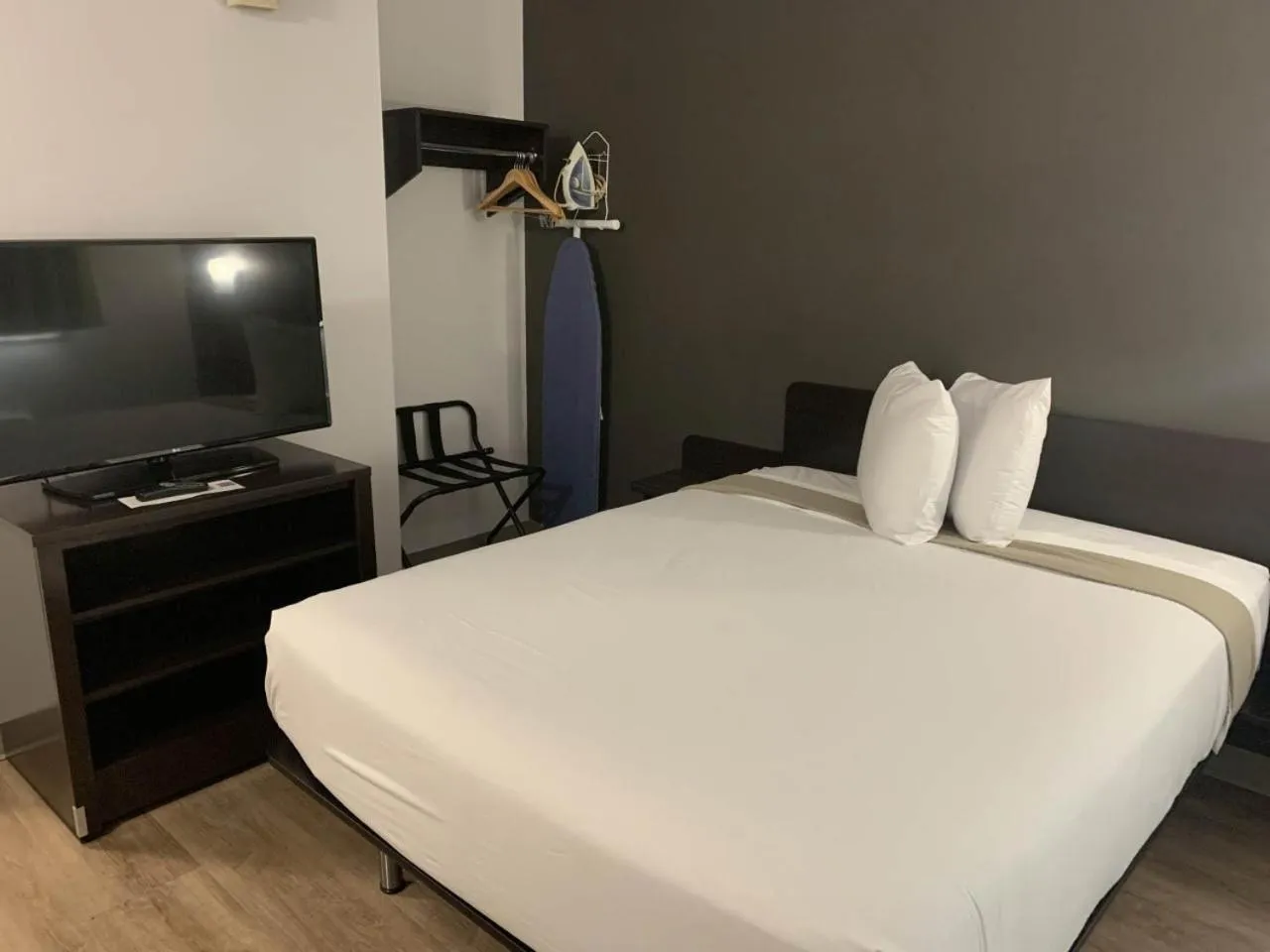 Deluxe King Room - Smoking in Studio 6-Hampton, VA - Langley AFB Area