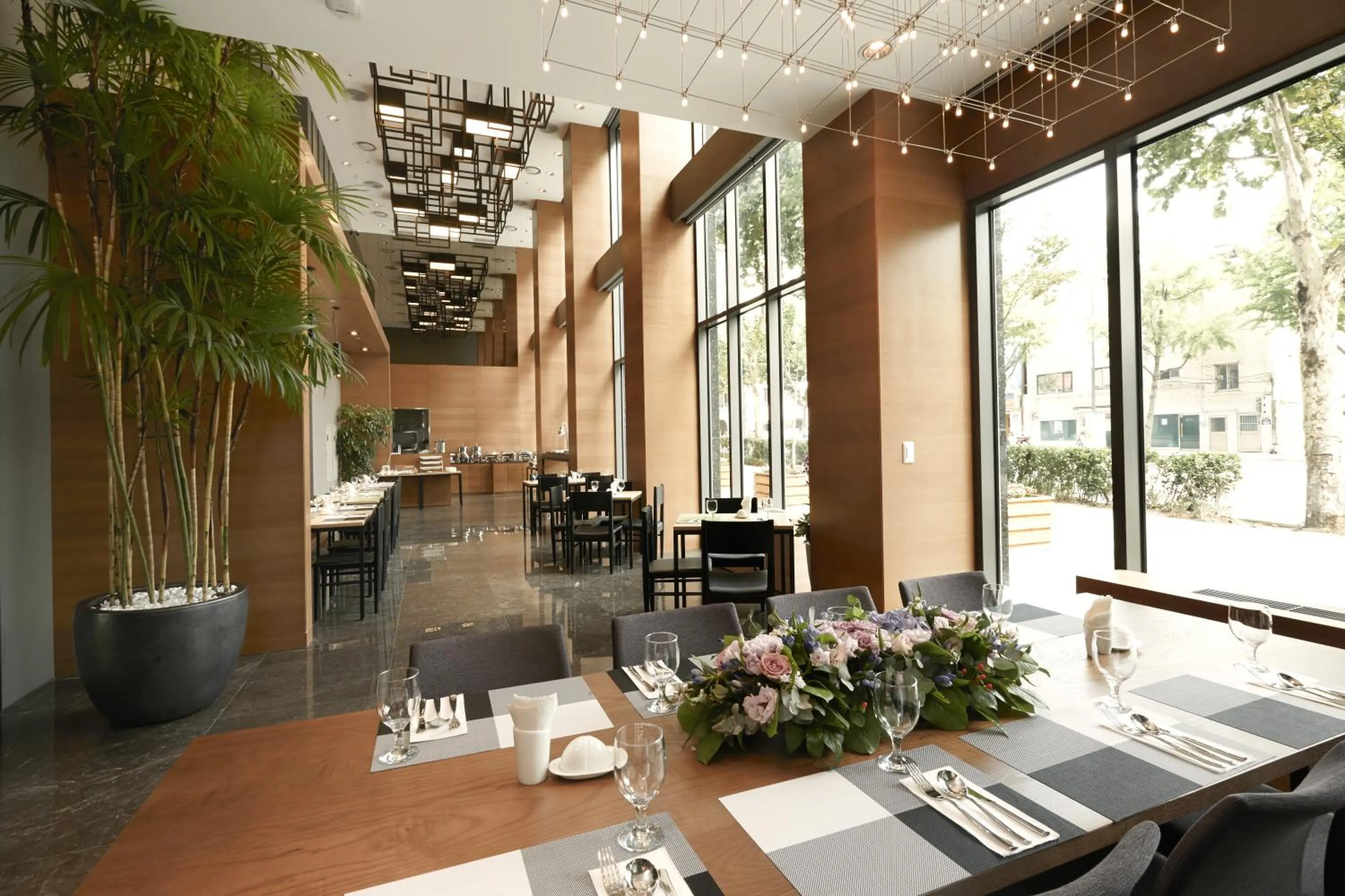 Restaurant/places to eat in Mayplace Hotel