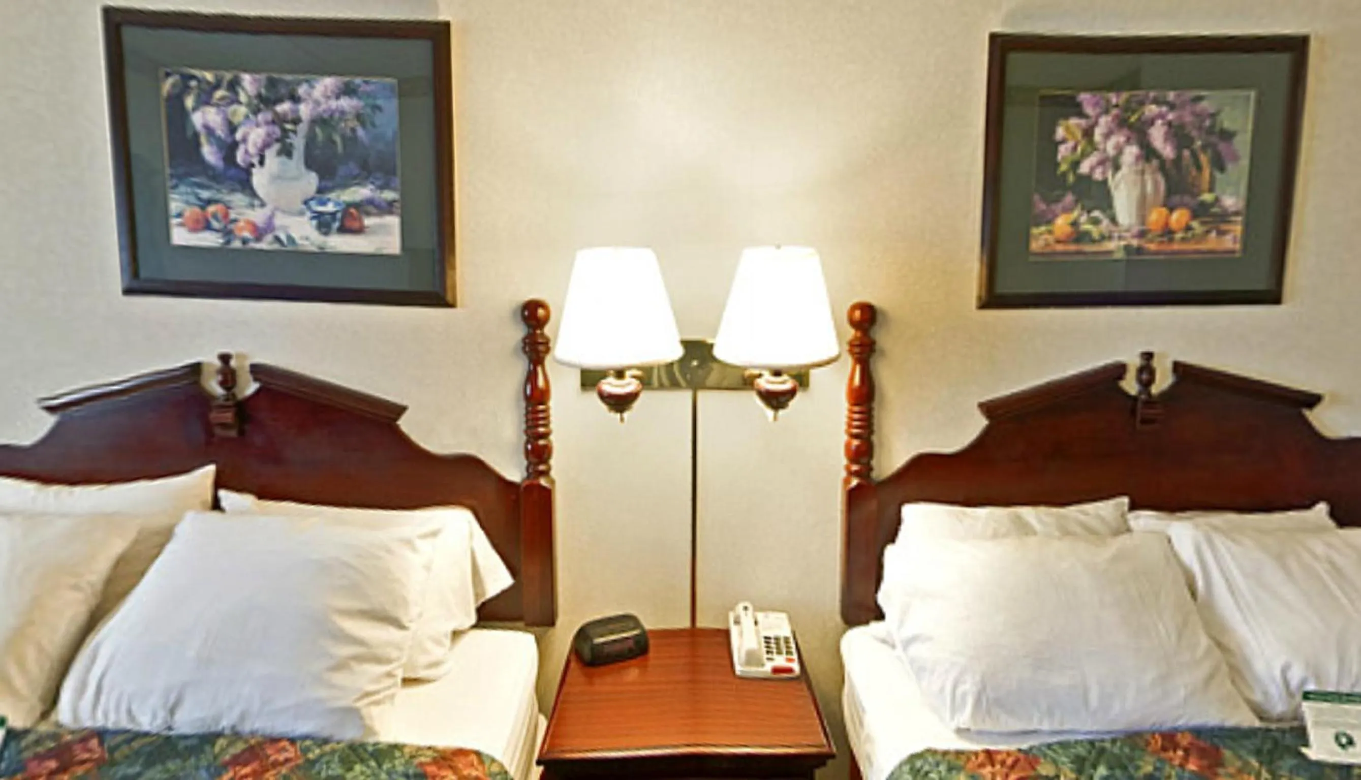 Queen Room with Two Queen Beds - Non-Smoking in Americas Best Value Inn Waukegan