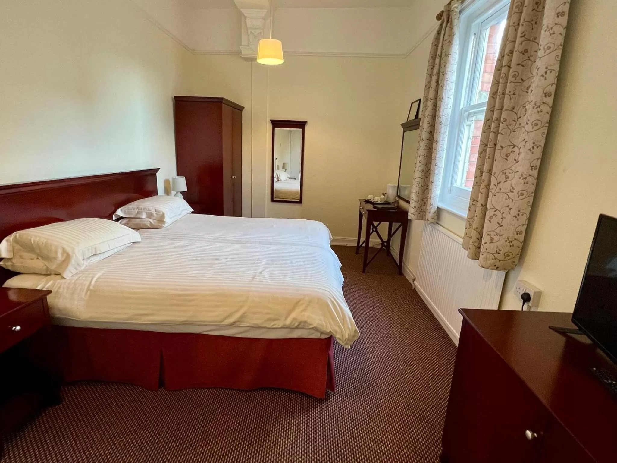 Twin Room in Calverts Hotel - Newport, Isle of Wight - RETURN CAR FERRY FROM 79 POUNDS