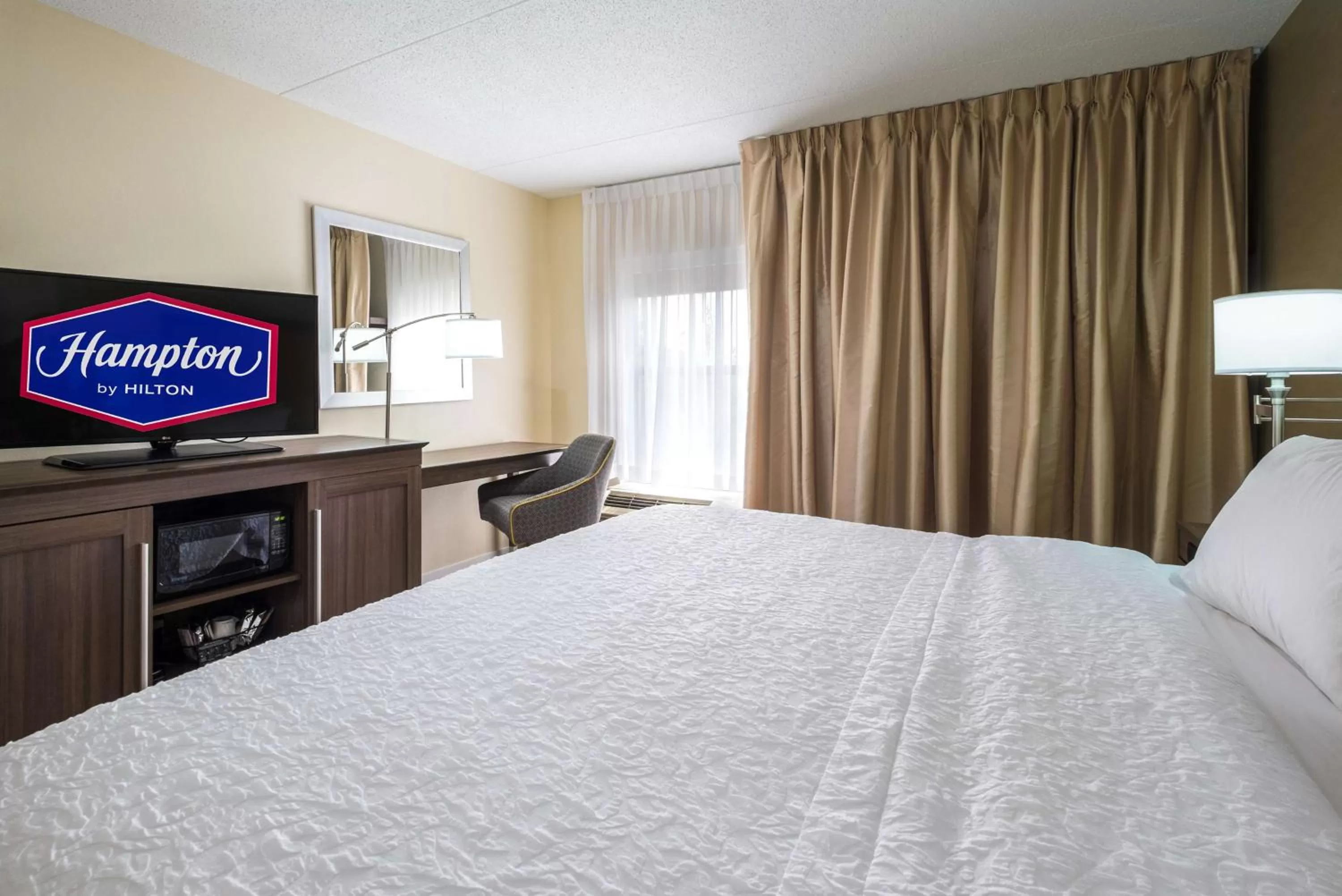 King Room with Sofa Bed - Hearing Accessible/Non-Smoking in Hampton Inn Freeport/Brunswick