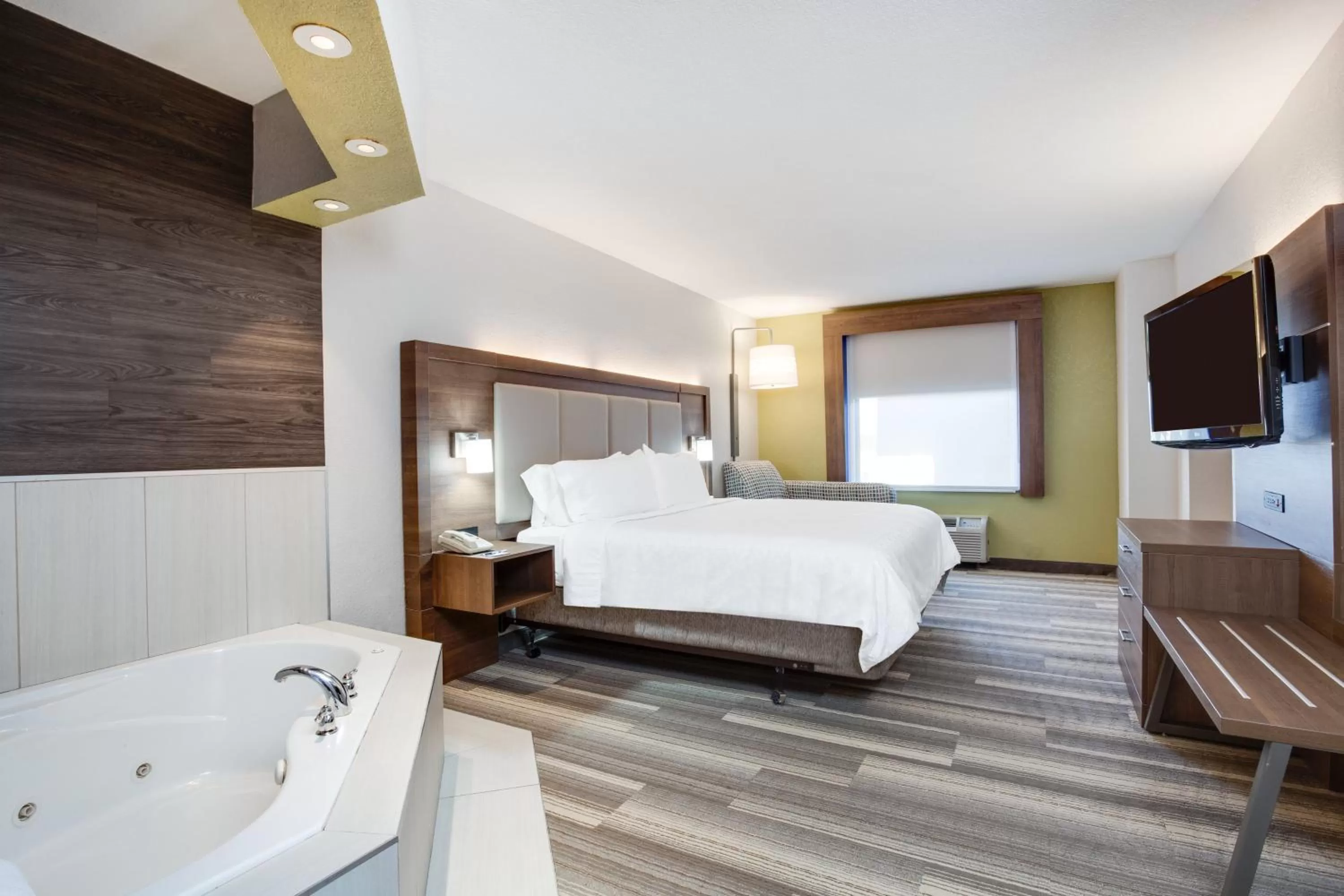 King Suite with Spa Bath in Holiday Inn Express Hotel & Suites Clewiston by IHG