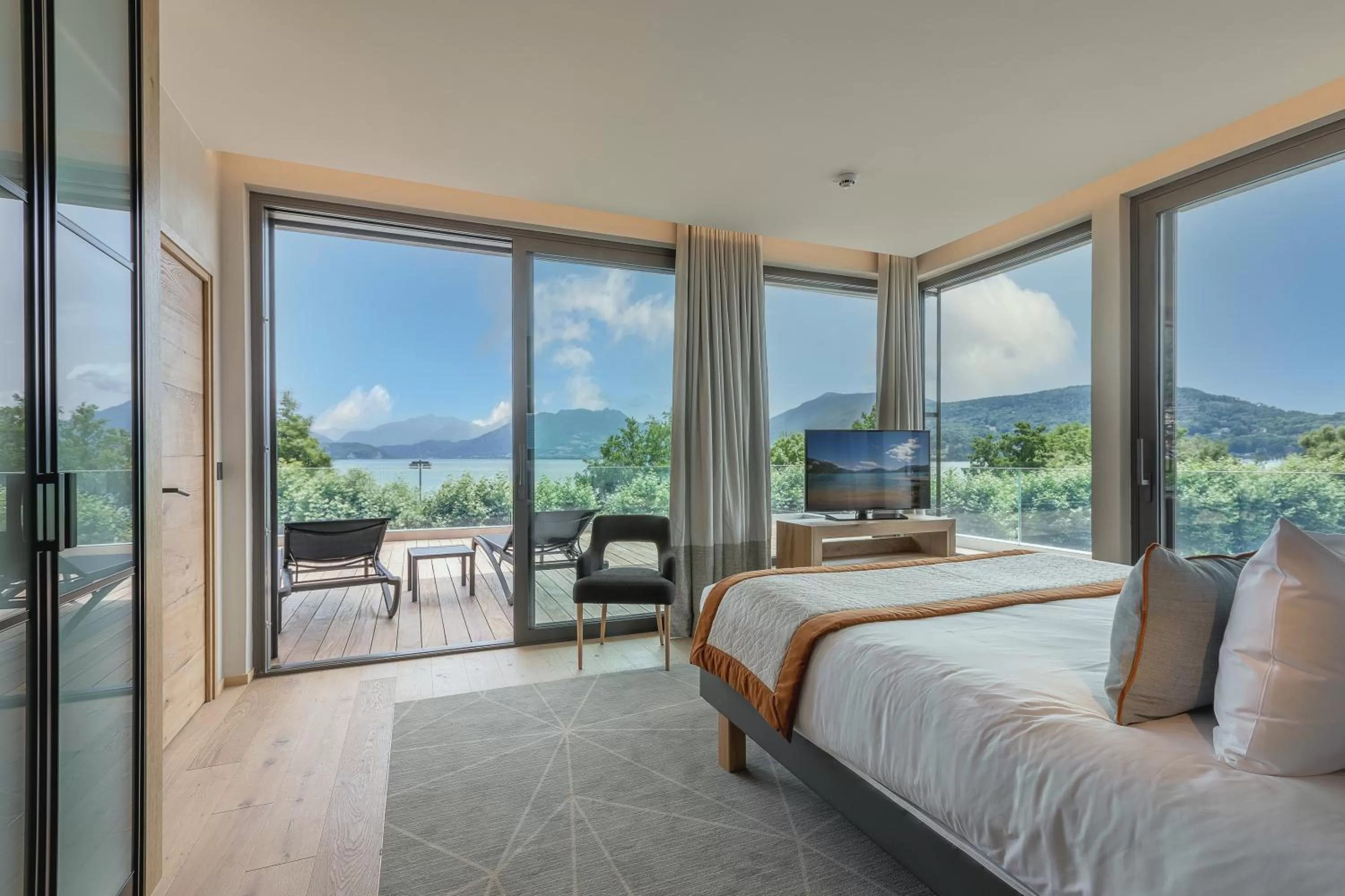 Penthouse with terrace - Lake Side with complimentary spa access in Rivage Hôtel & Spa Annecy