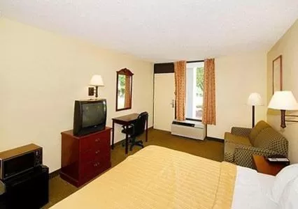 Deluxe King Room - Non-Smoking in Days Inn by Wyndham Mocksville