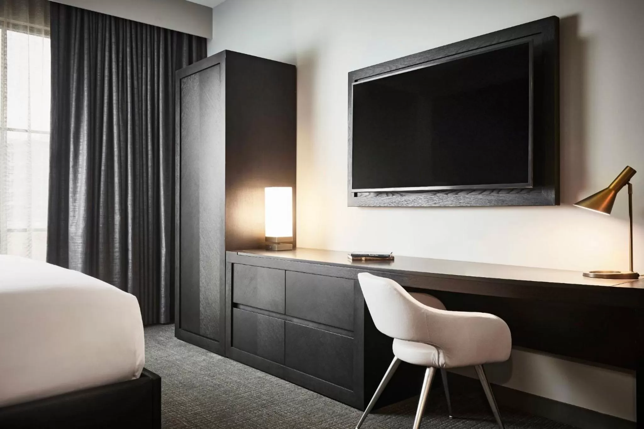 Archer King Mobility-Accessible Suite With Tub in Archer Hotel Tysons