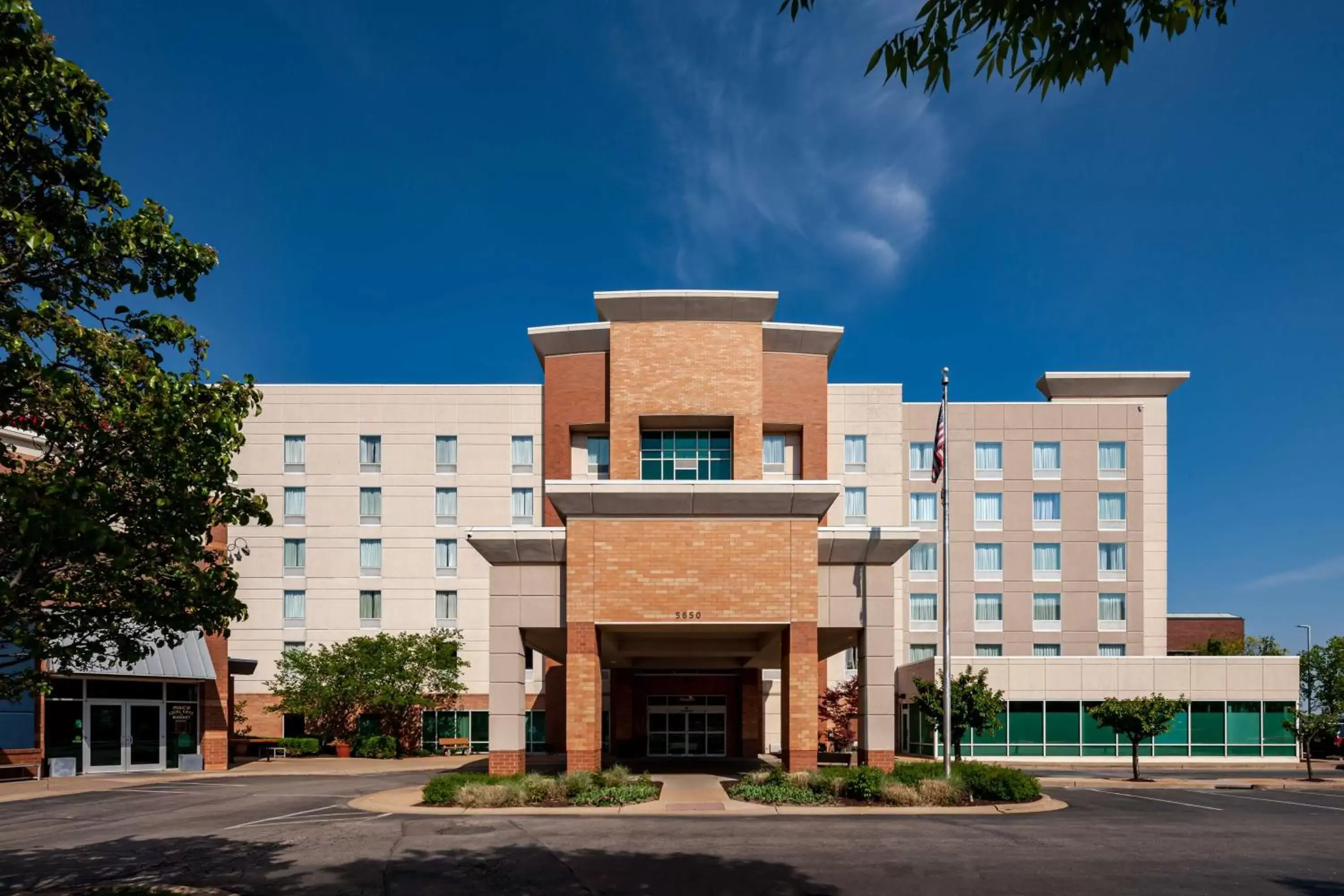 Hampton Inn & Suites St. Louis at Forest Park Hampton Inn & Suites St. Louis at Forest Park