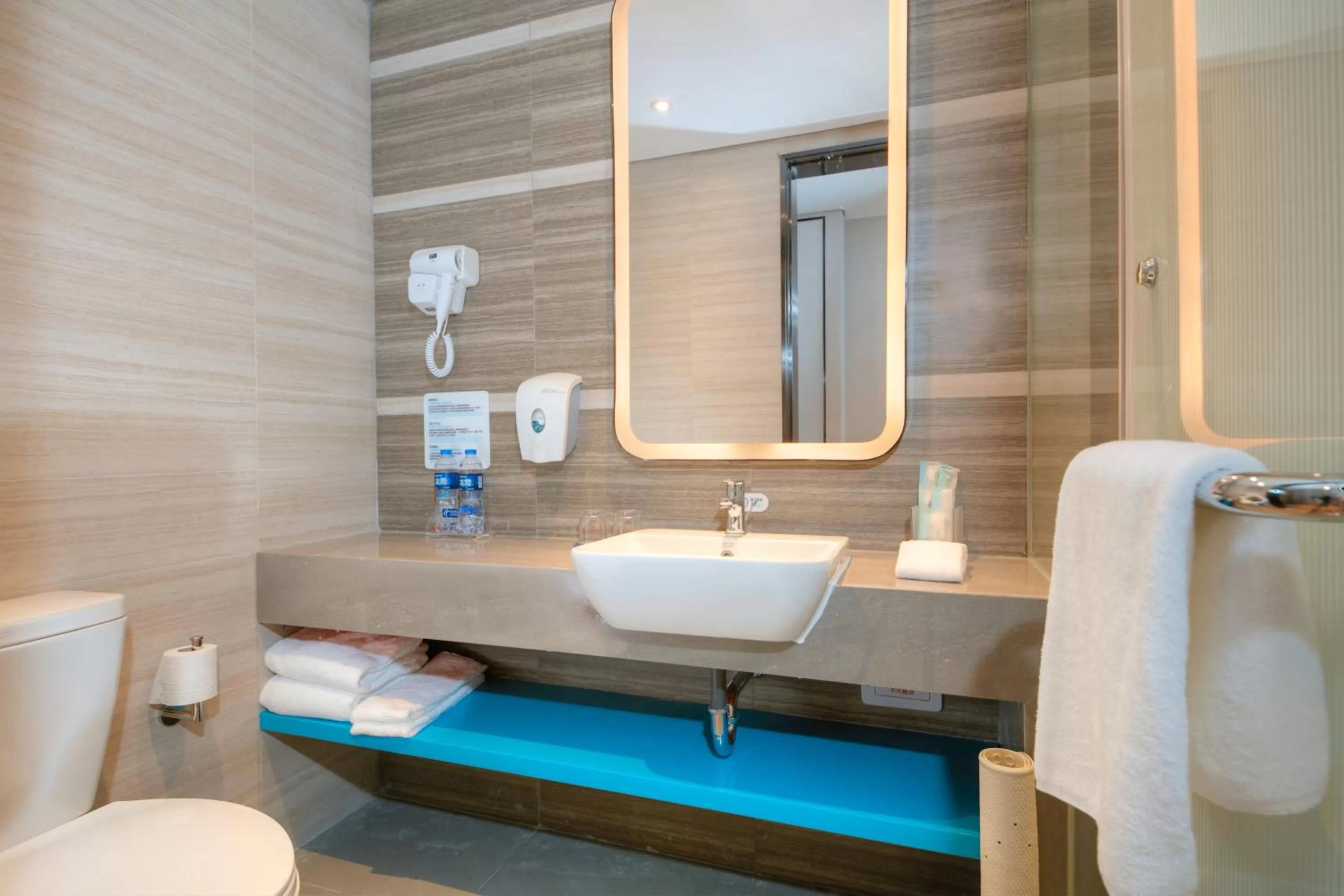 Standard King Room with Extra Floor Space in Holiday Inn Express Hangzhou East Station by IHG