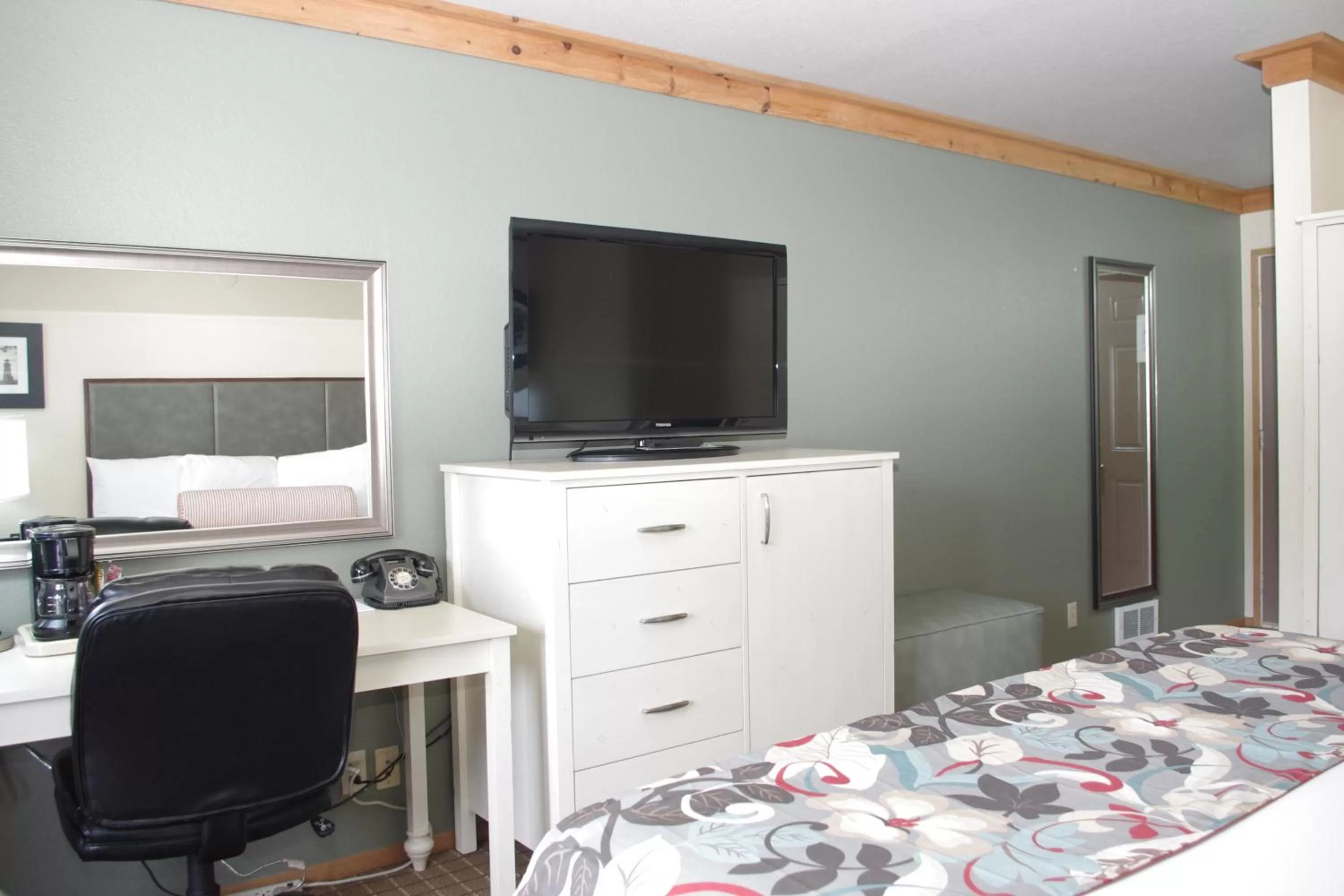 River View Deluxe King Room in River House Inn, a Baymont by Wyndham