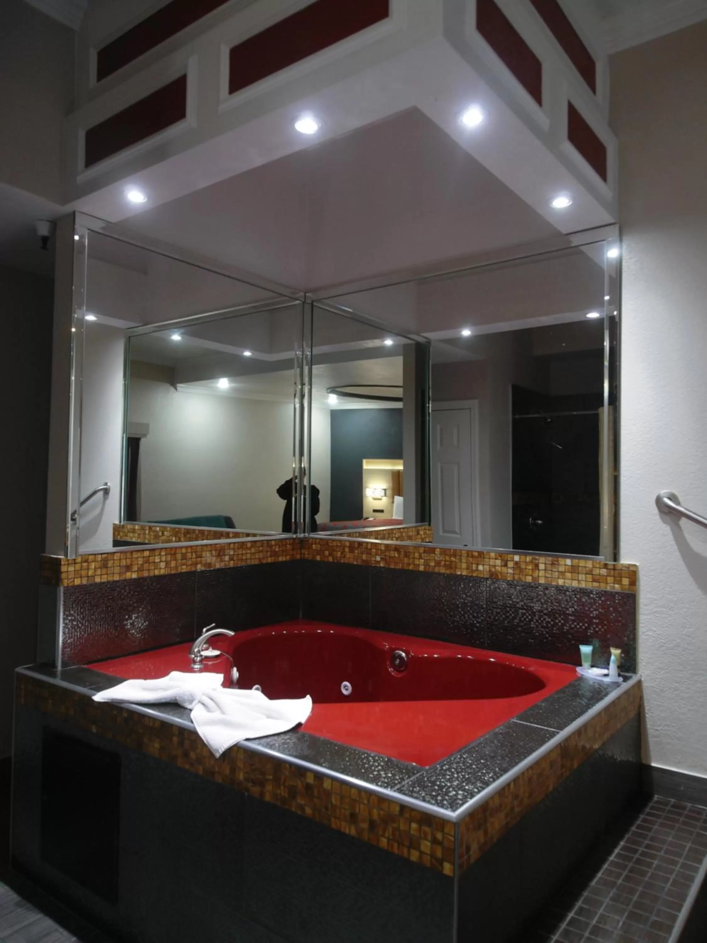 King Suite with Spa Bath in Americas Best Value Inn-Rialto