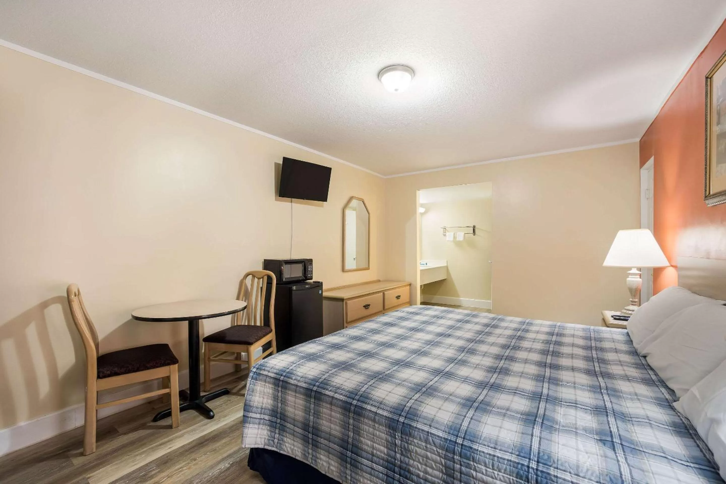 King Room - Non Smoking in Rodeway Inn Cecil