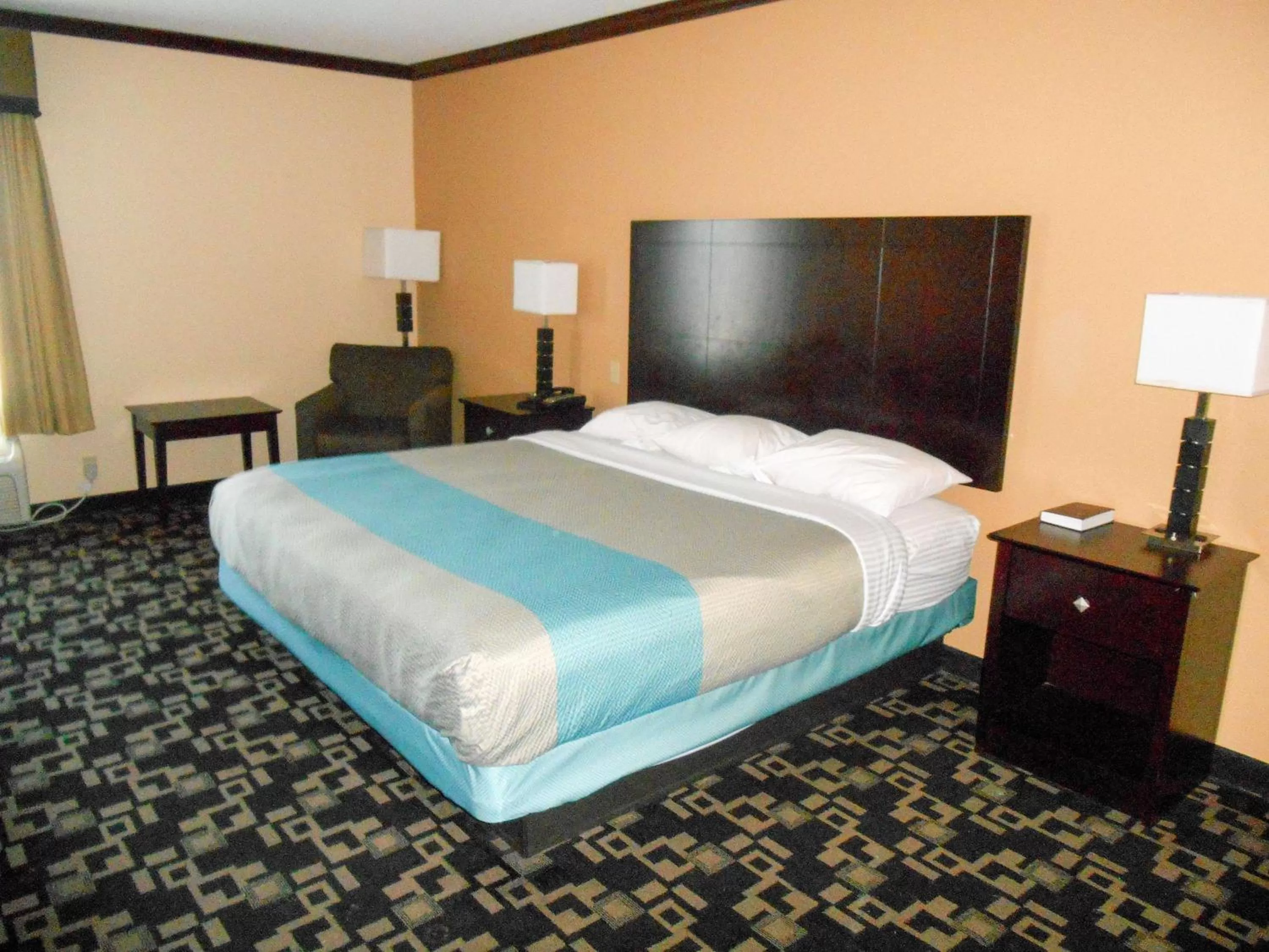 Superior King Room - single occupancy - Non-Smoking in Motel 6-Joshua, TX