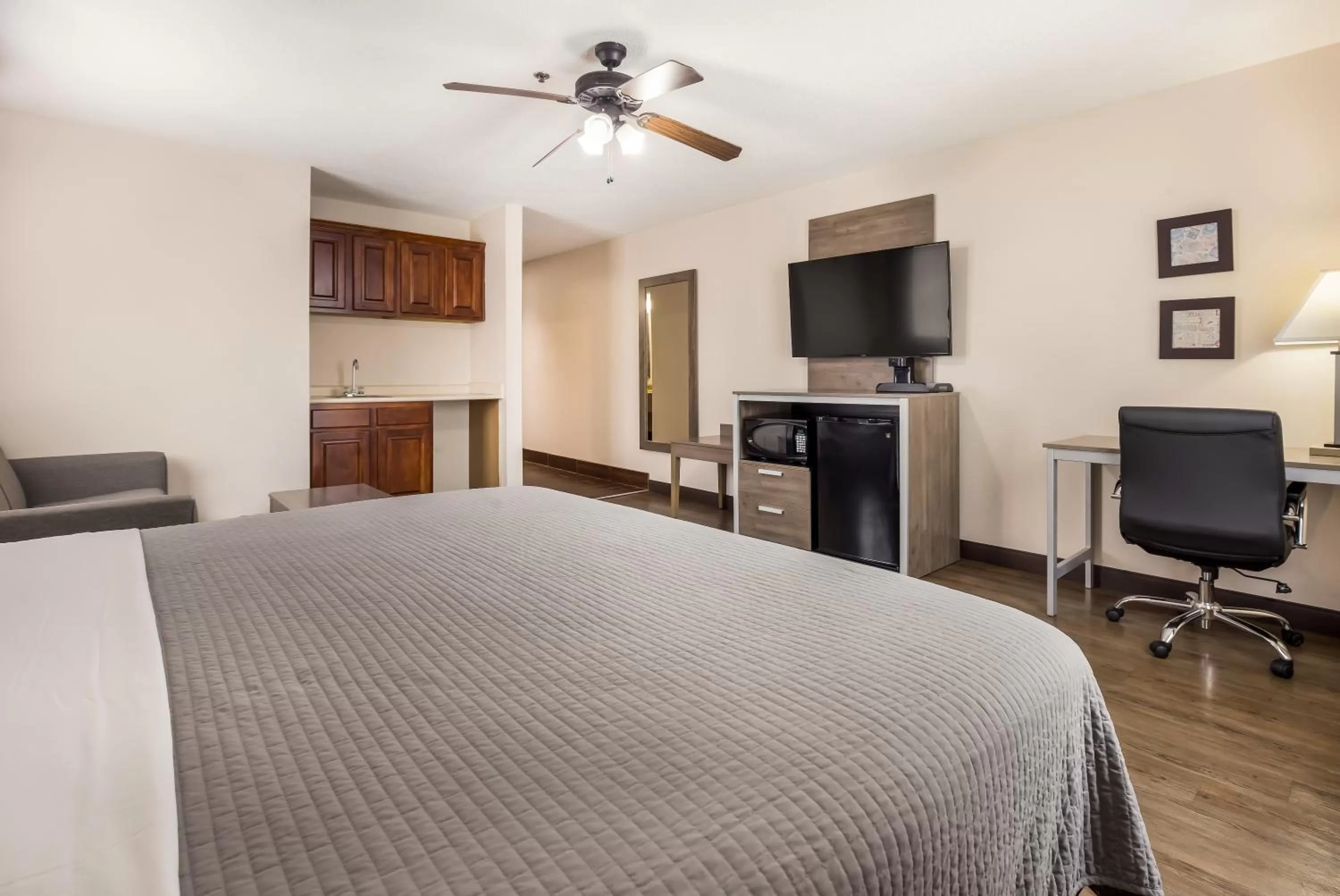 King Room - Non-Smoking in Hometown Inn Thomasville