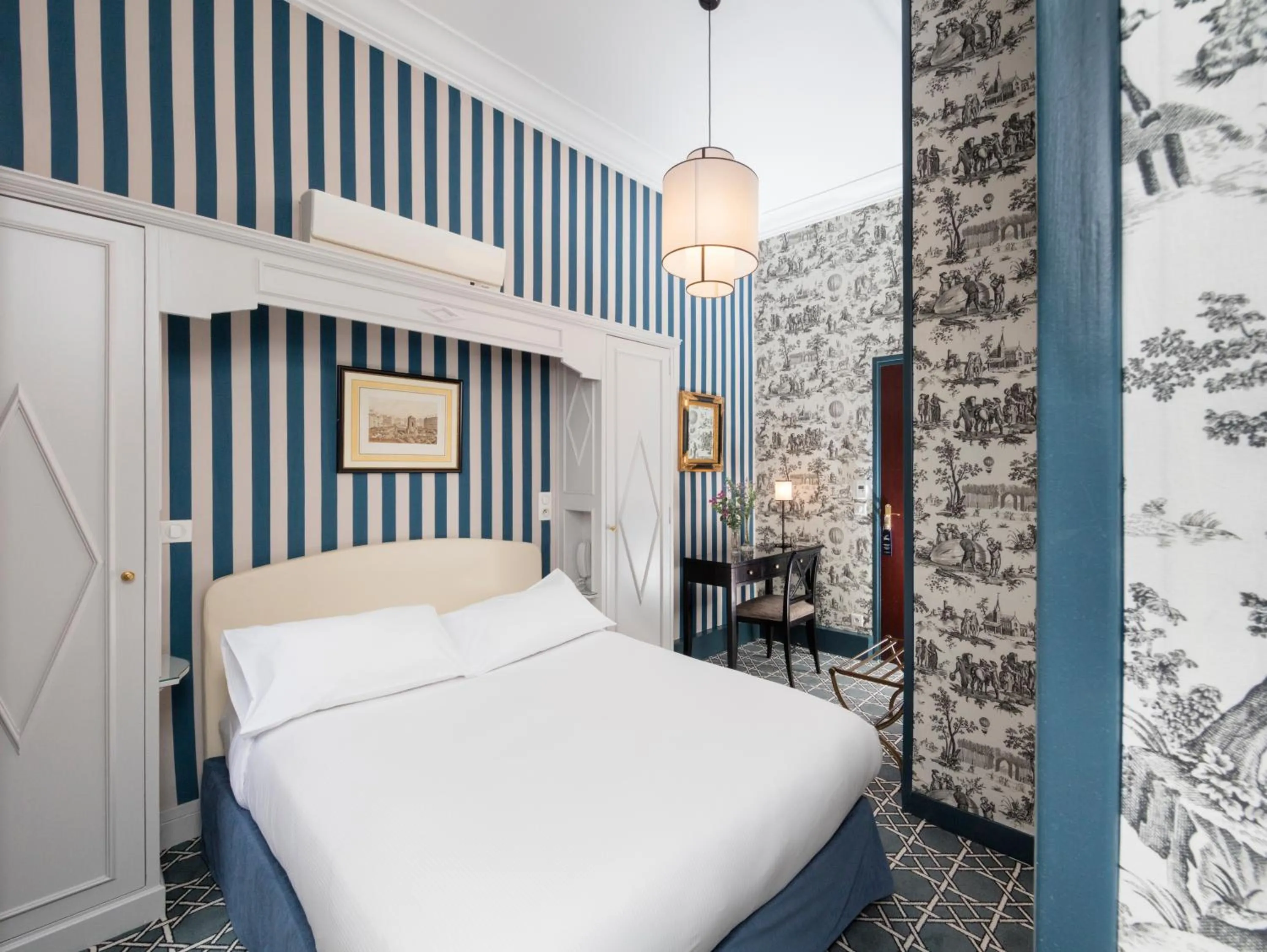 2 Adjacent Rooms in Hôtel Saint Germain