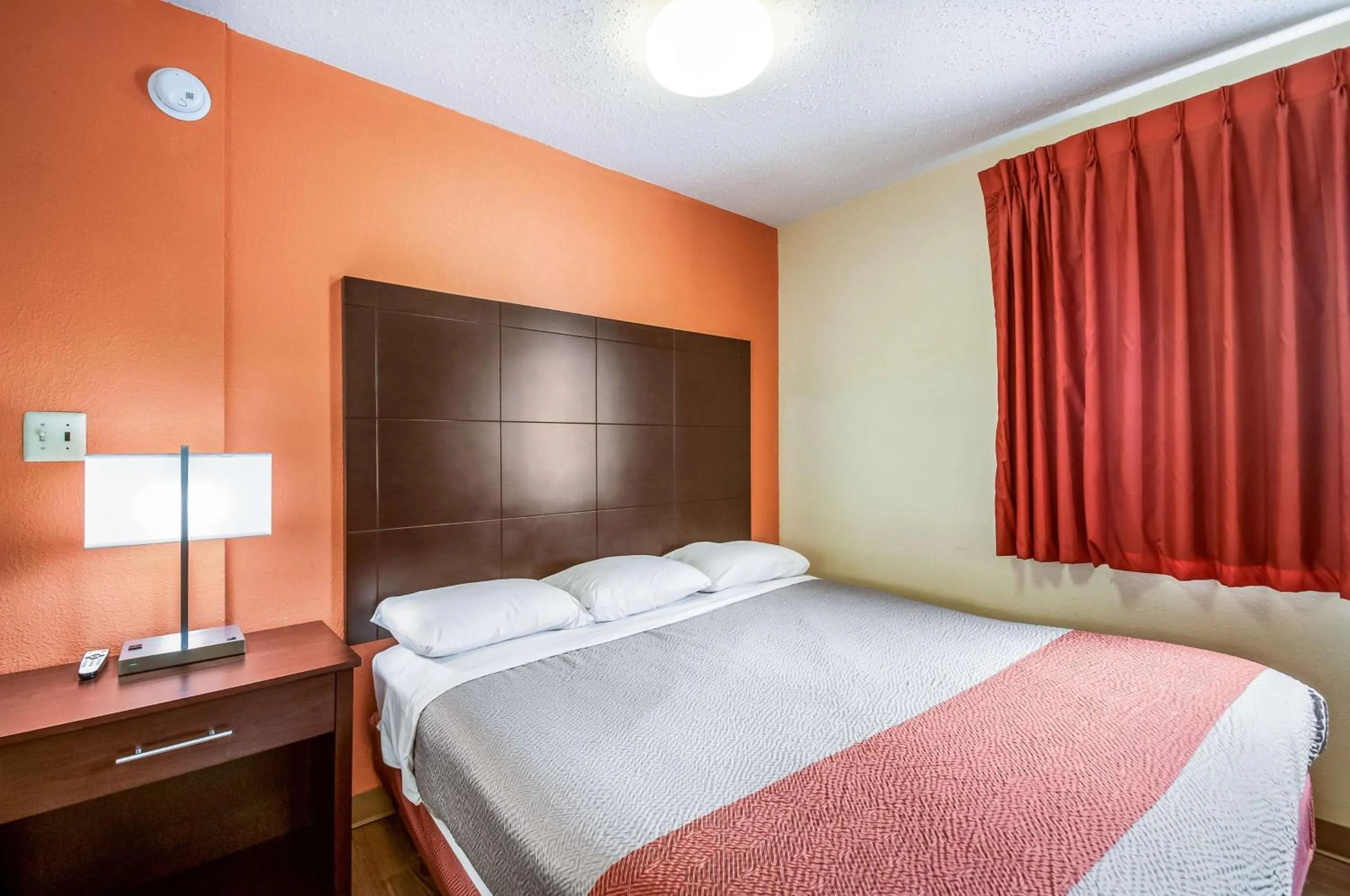 King Room - Non-Smoking in Motel 6-Washington, DC - Convention Center