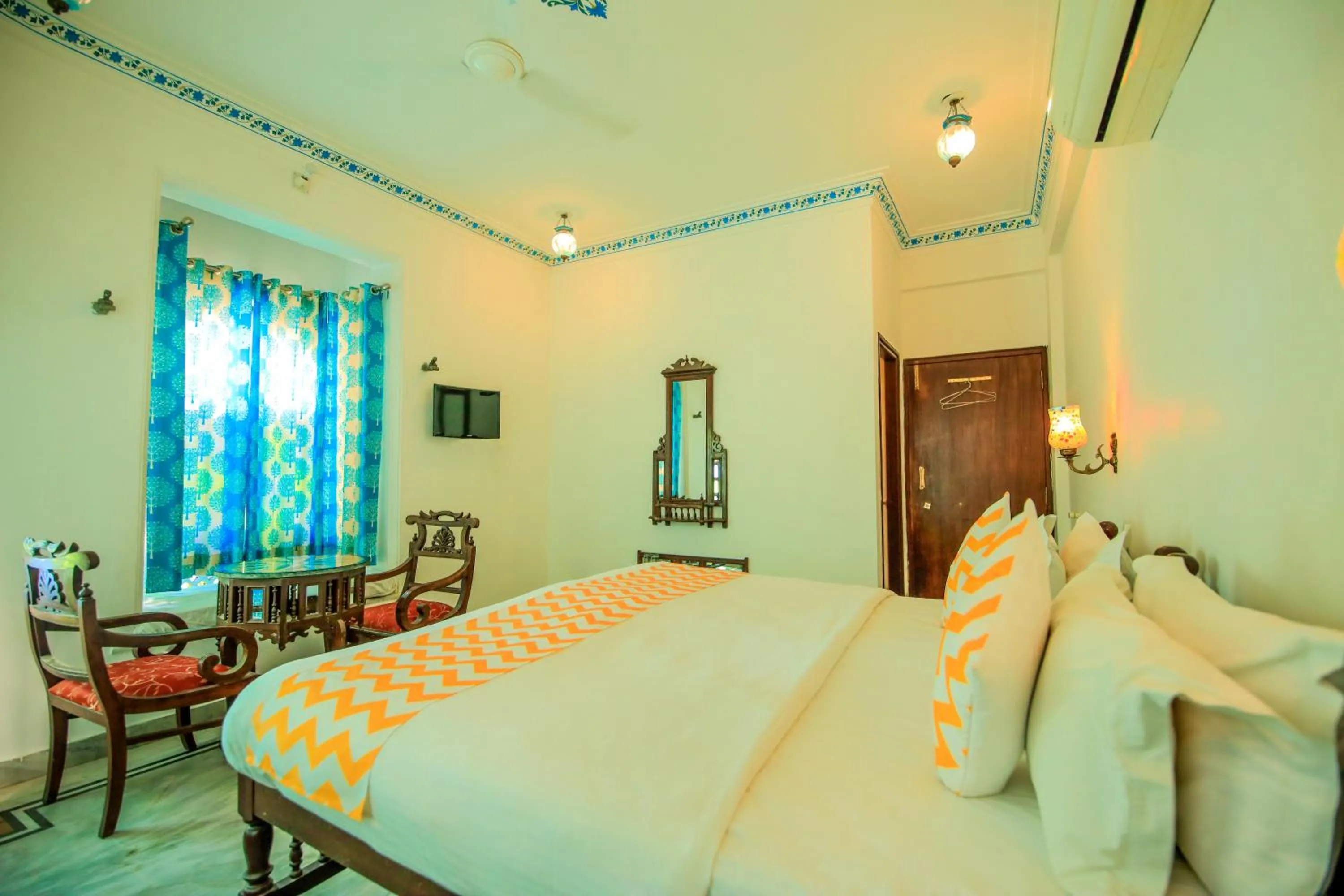 Deluxe Non Lake View Room in Hotel Devraj Niwas on Lake Pichola