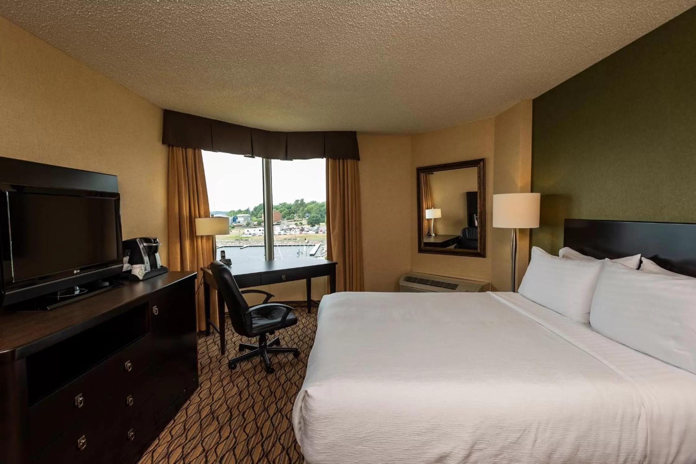 Standard Queen Room in Holiday Inn Sydney - Waterfront by IHG