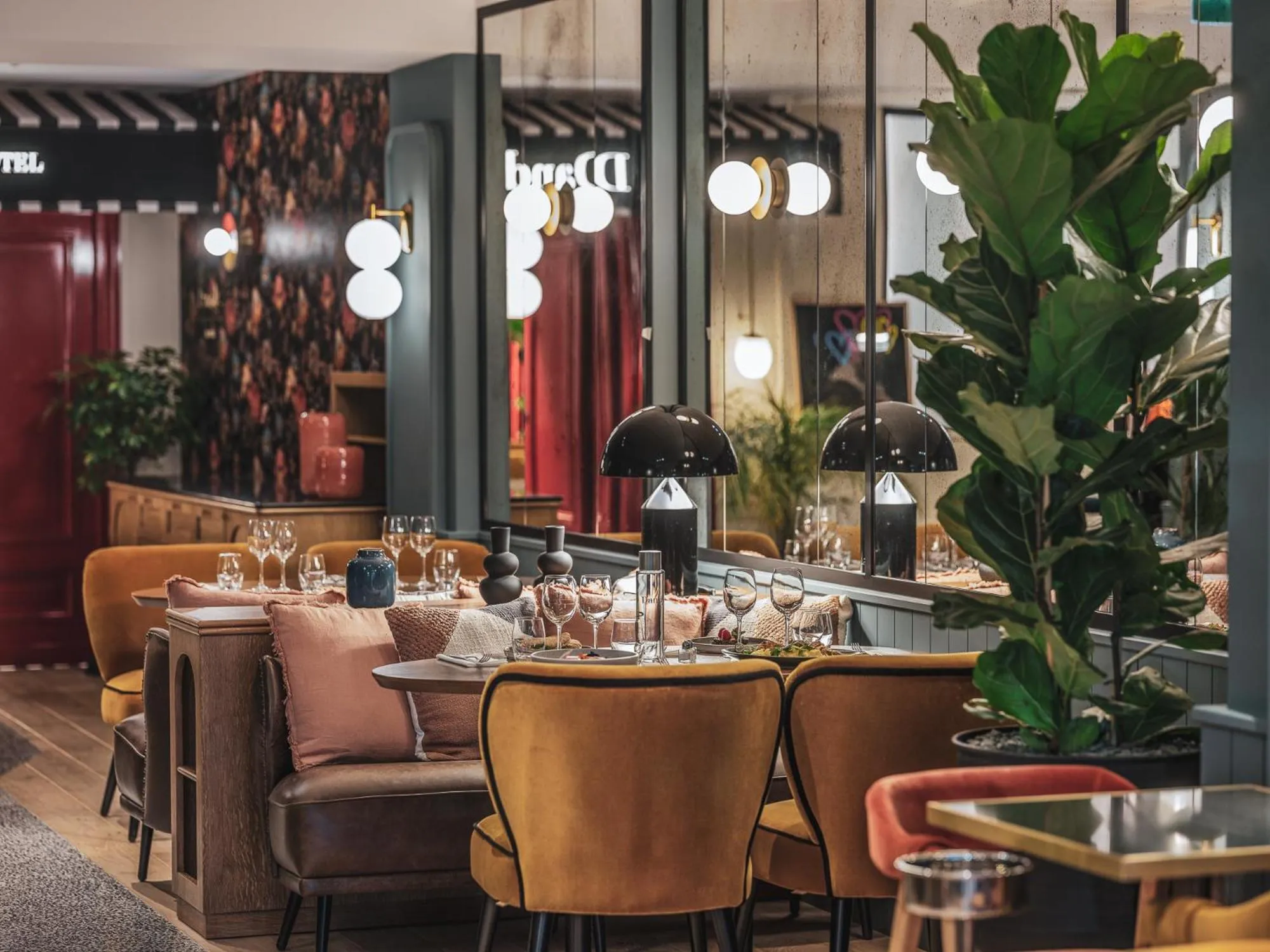 Restaurant/places to eat in Dandy Hotel