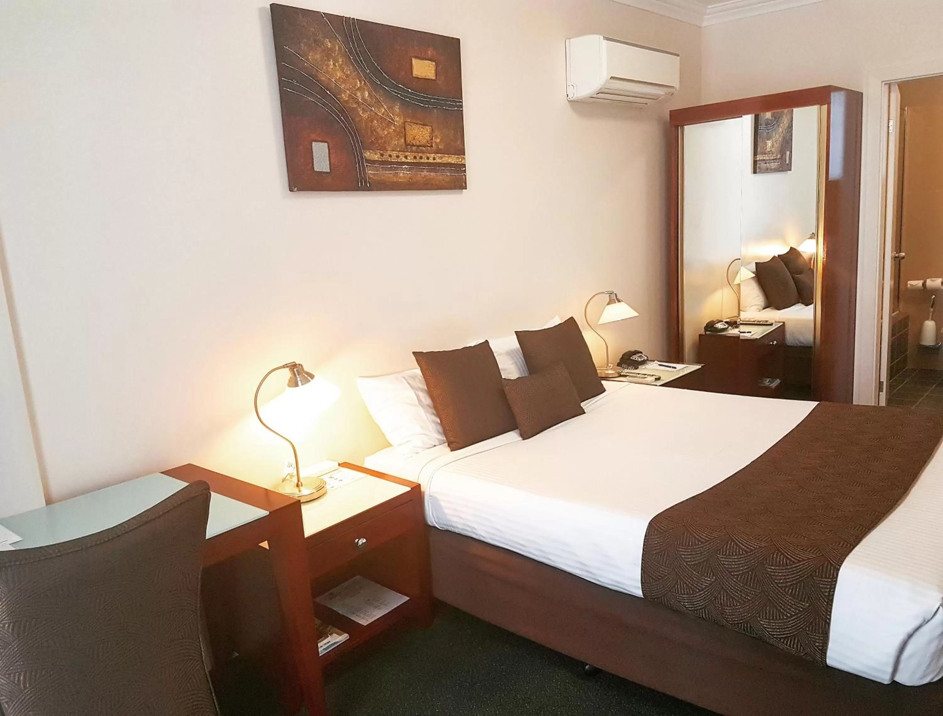 Standard Queen Room in Mid City Motor Inn Singleton