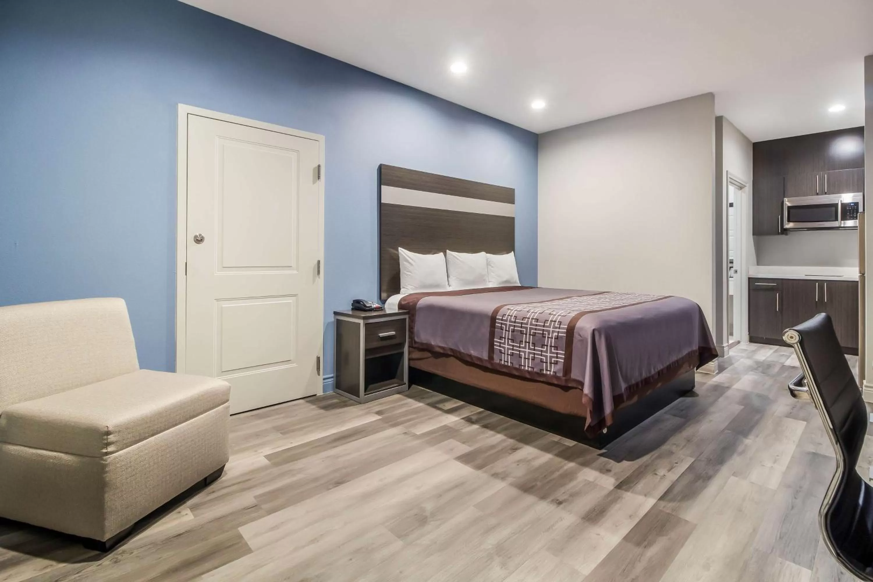 King Room with Roll-In Shower - Disability Access in Studio 6 Deer Park, Tx