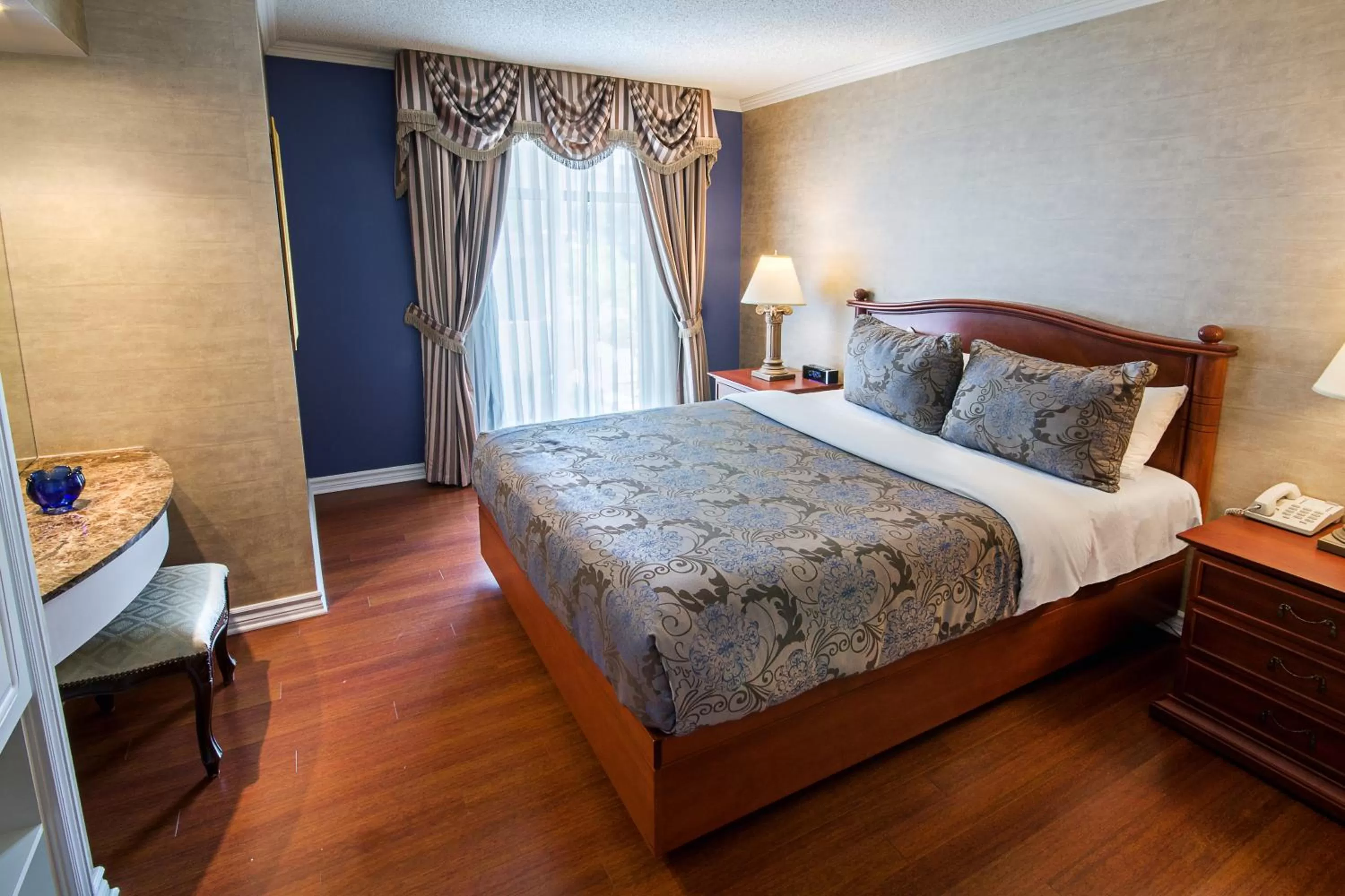 Interior Garden Balcony Suite, 1 Queen Bed and 1 Queen Murphy Bed in Hôtel Palace Royal Centre-Ville Québec par JARO