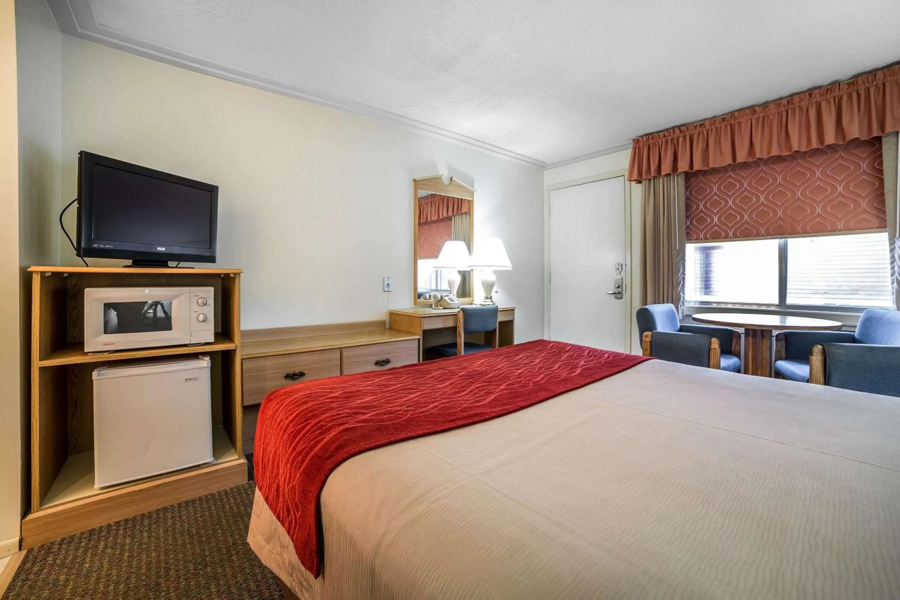 Queen Room - Non-Smoking in Rodeway Inn Pronghorn Lodge