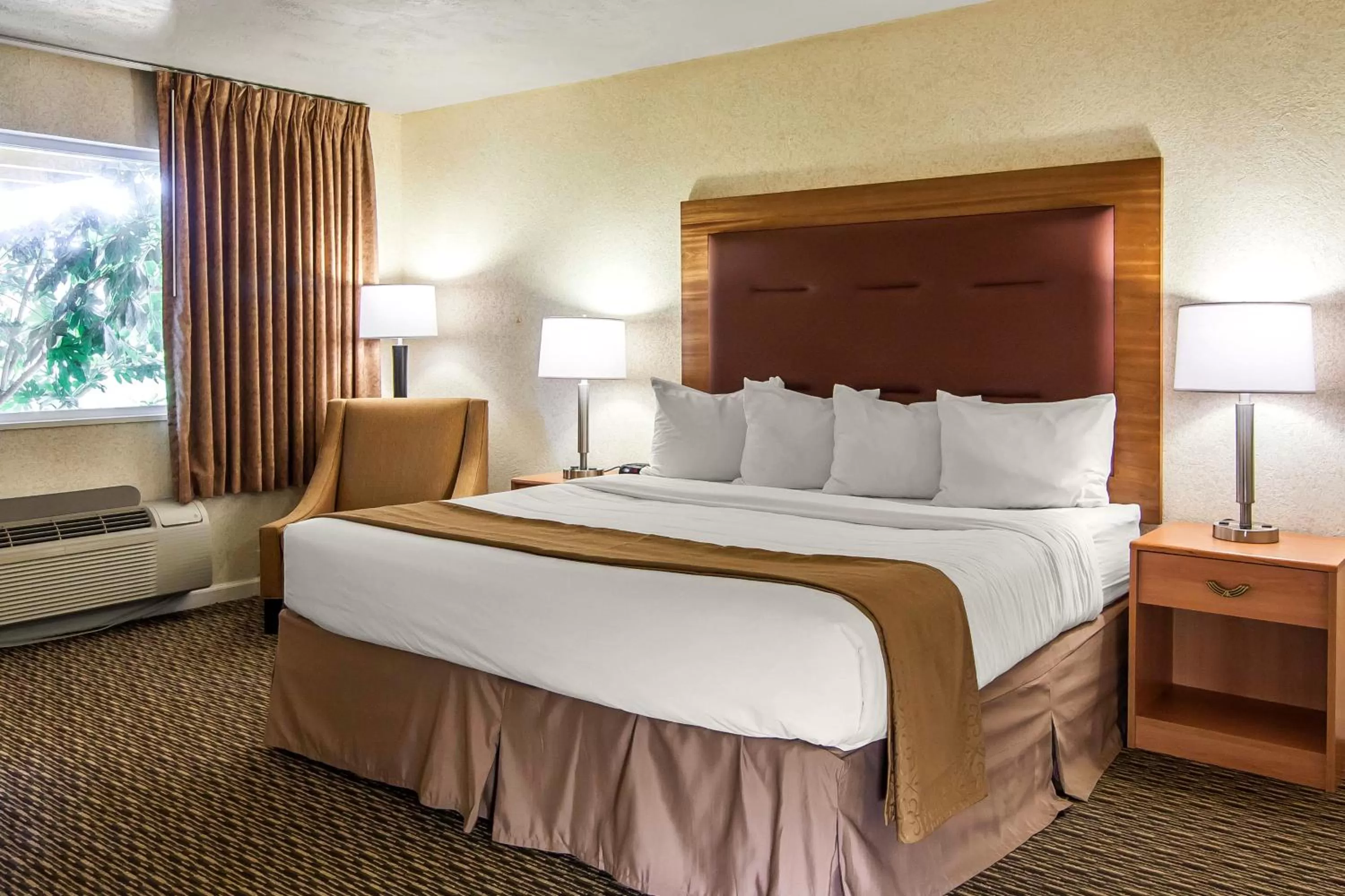 King Suite - Non-Smoking in Quality Inn & Suites at Coos Bay