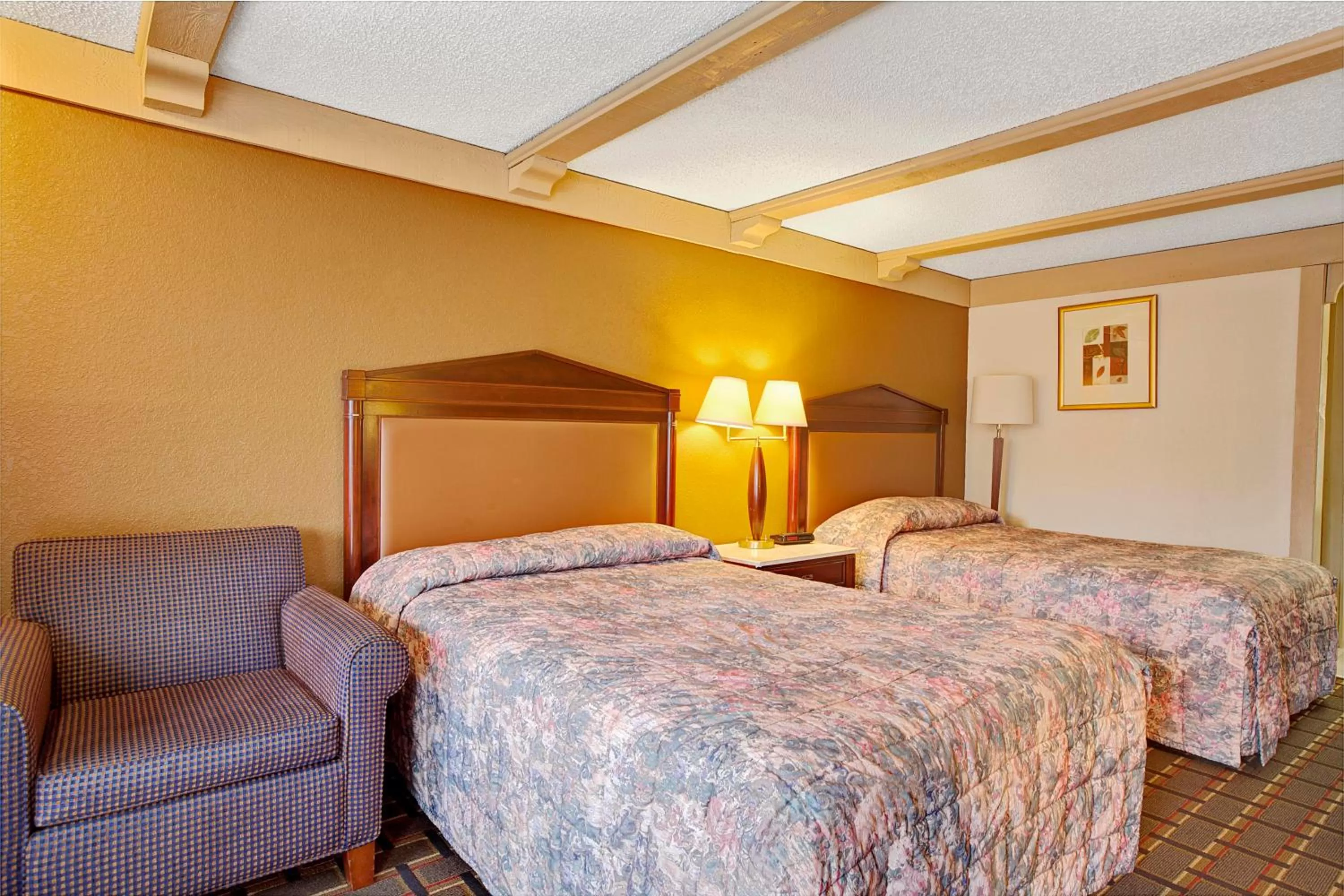 Double Room with Two Double Beds - Smoking in Knights Inn Greensburg