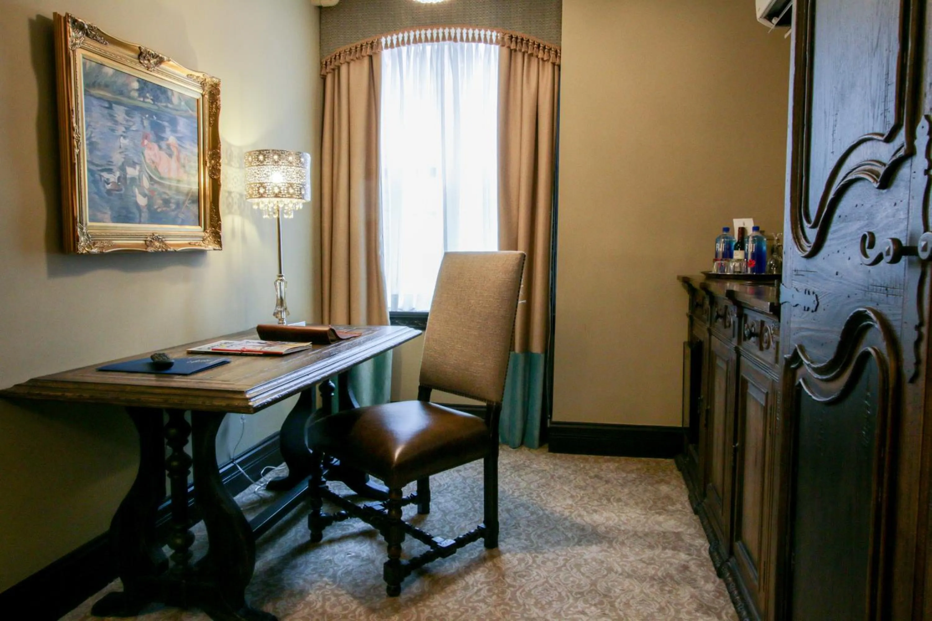 Luxury Queen Suite - single occupancy in The Detroit Club