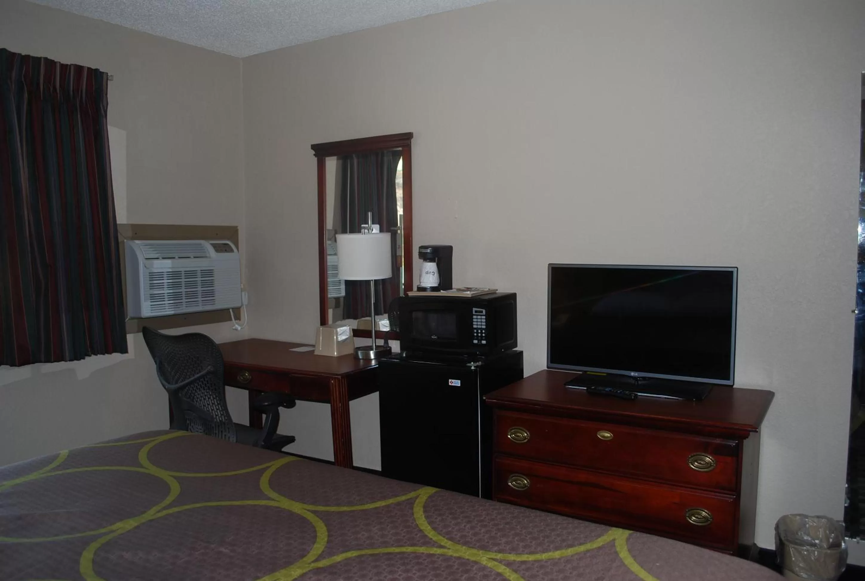King Room - Smoking  in Super 8 by Wyndham Warner Robins