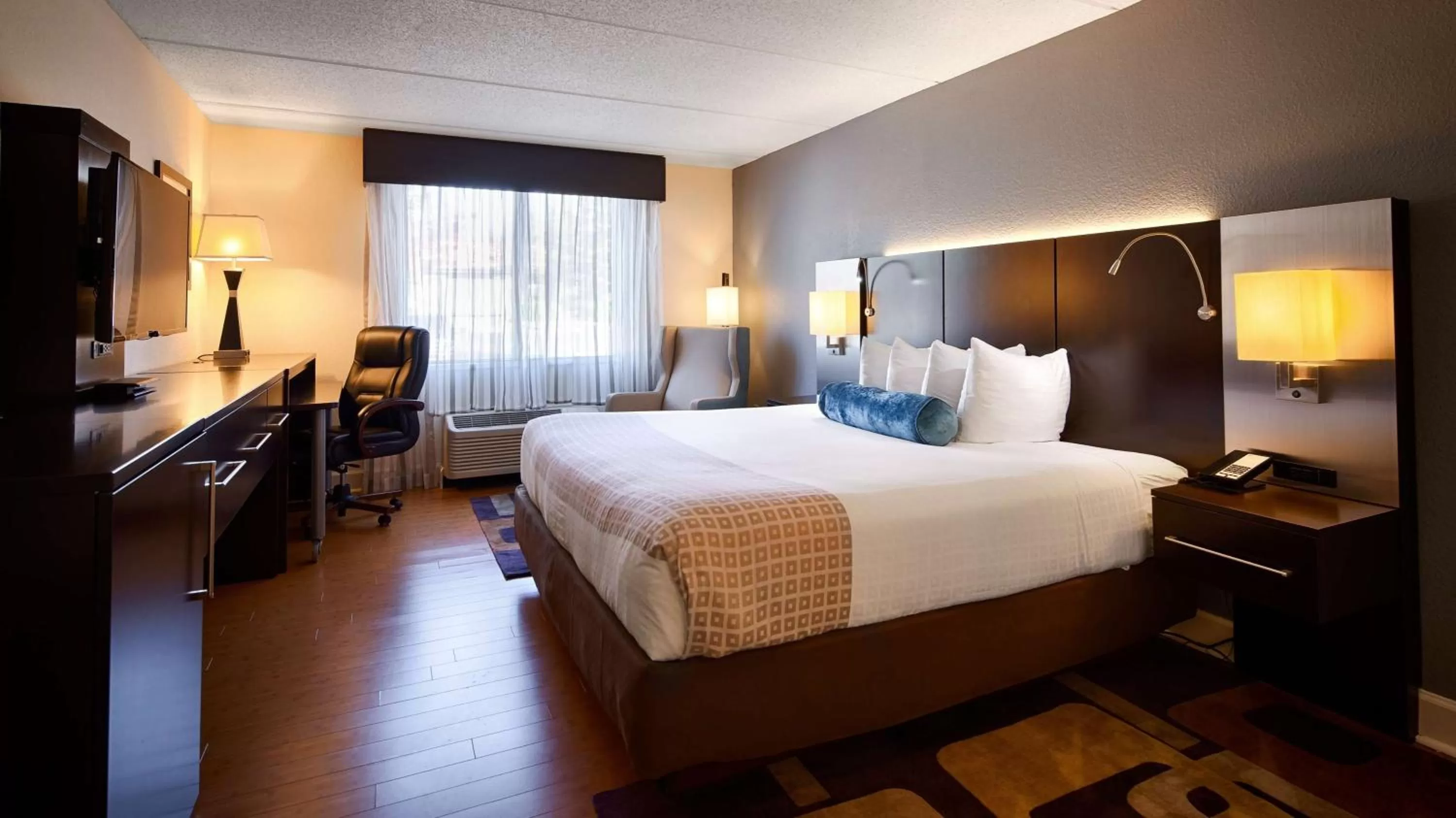 King Room with Roll-in Shower - Disability Access/Non-Smoking in Best Western Plus Roswell/Alpharetta
