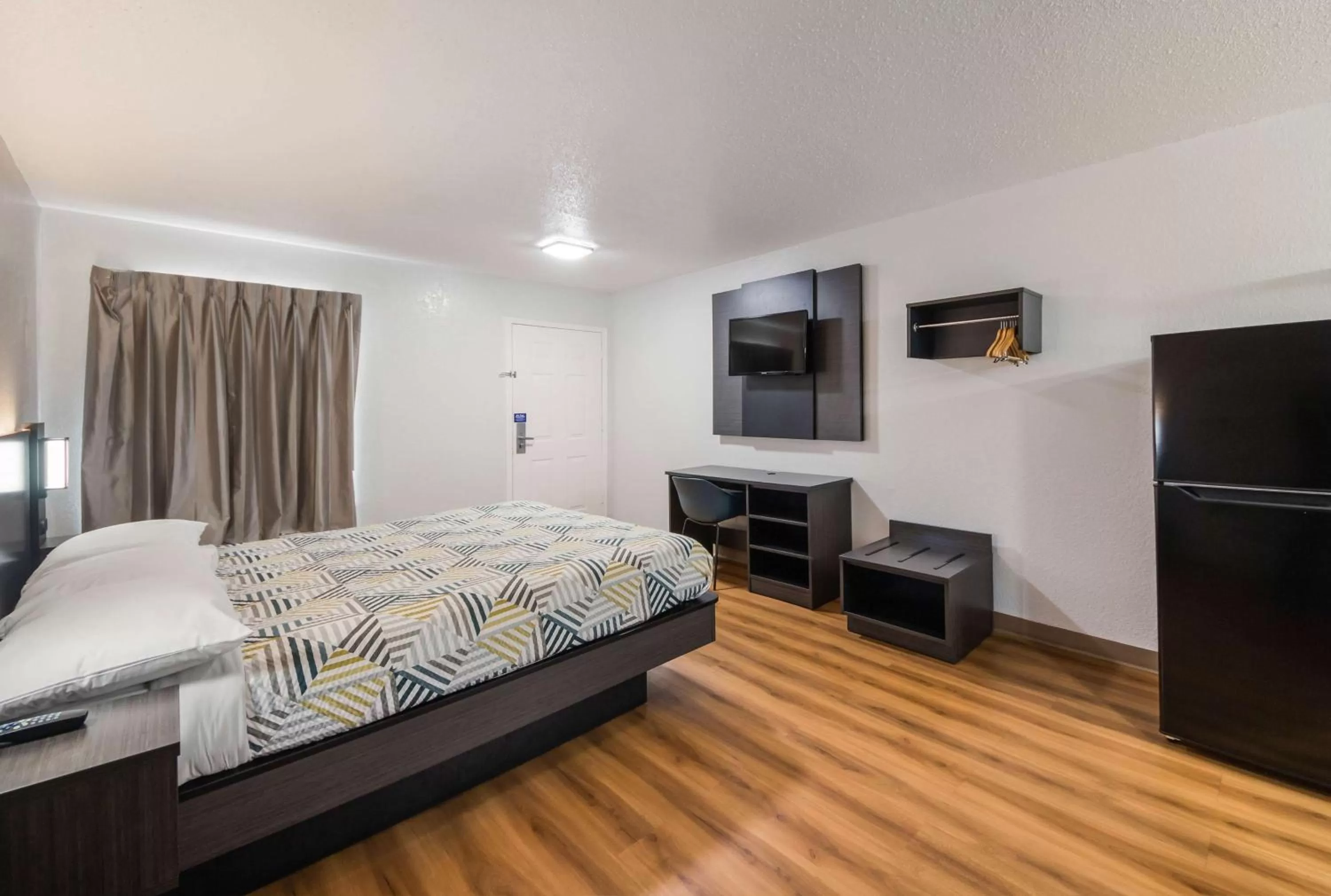 King Room with Roll-in Shower - Disability Access - Non-Smoking in Studio 6 Laredo, Tx - North I-35