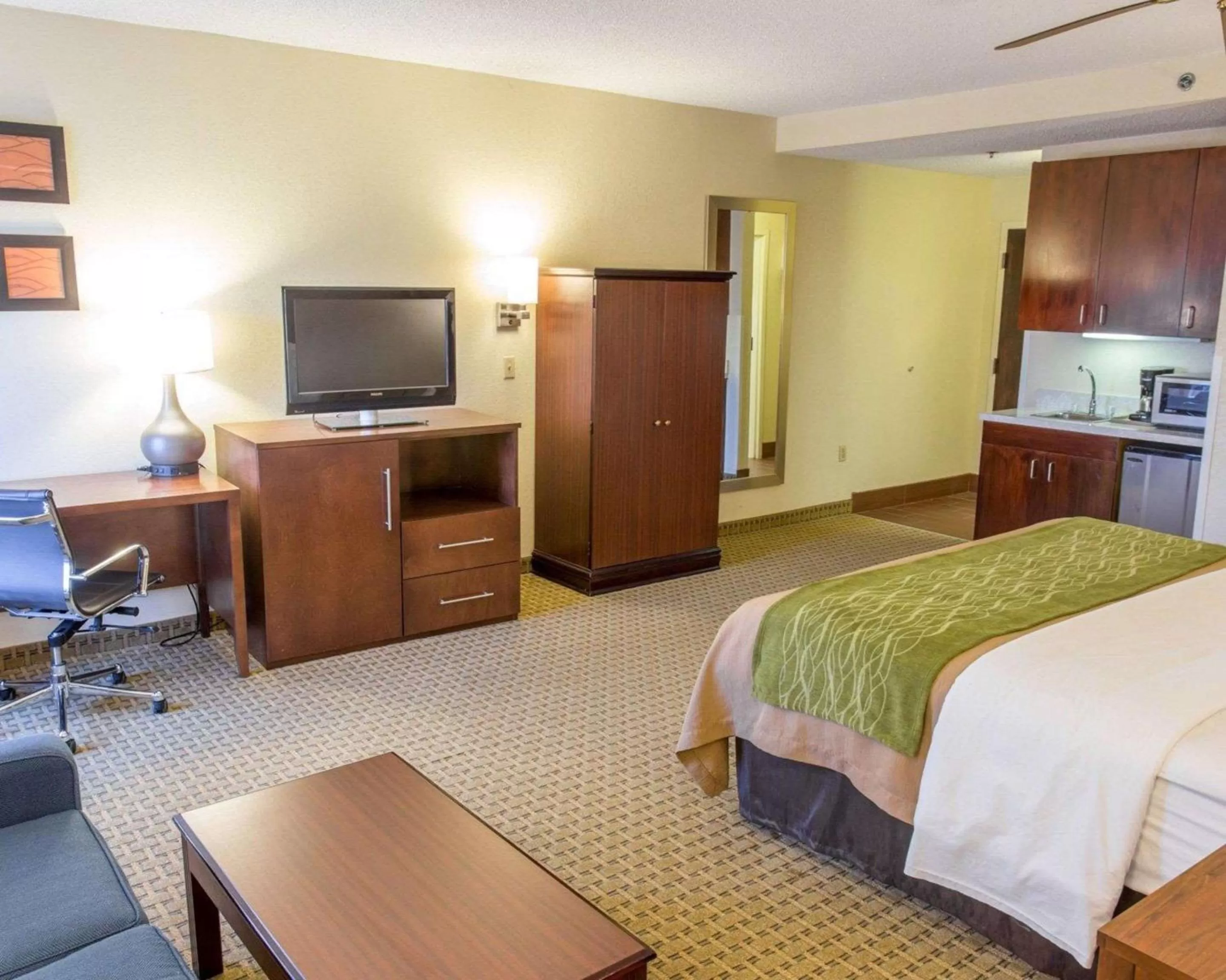 King Suite with Spa Bath in Comfort Inn Hammond