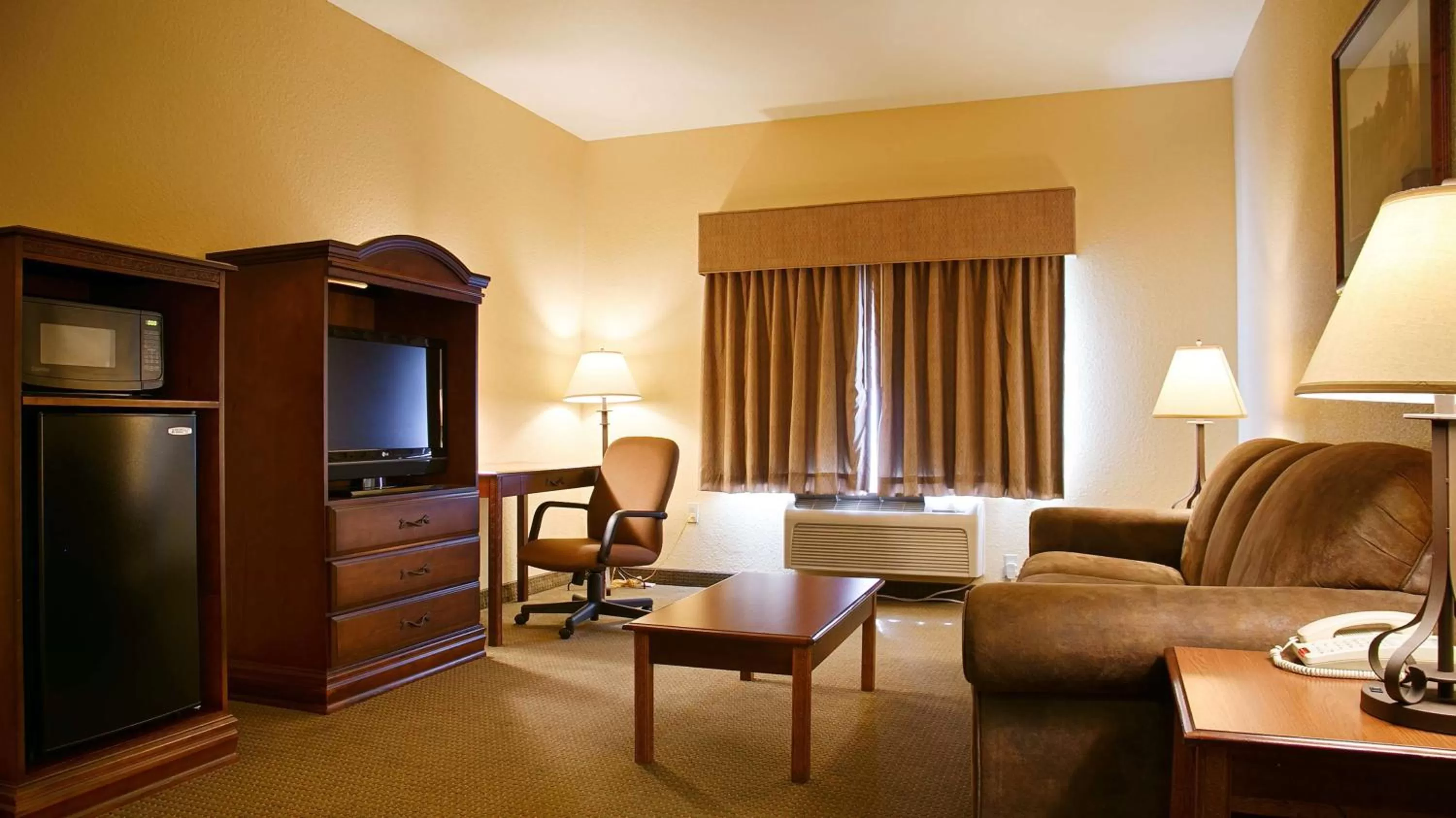 King Suite with Spa Bath - Disability Access in SureStay Plus Hotel by Best Western Coffeyville
