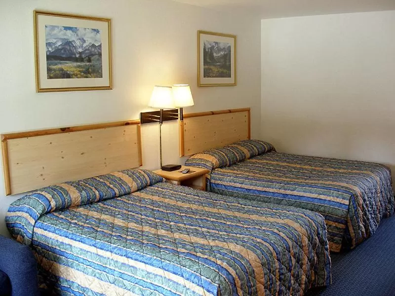 Queen Room with Two Queen Beds - Non-Smoking in Edgewater Inn Shady Cove
