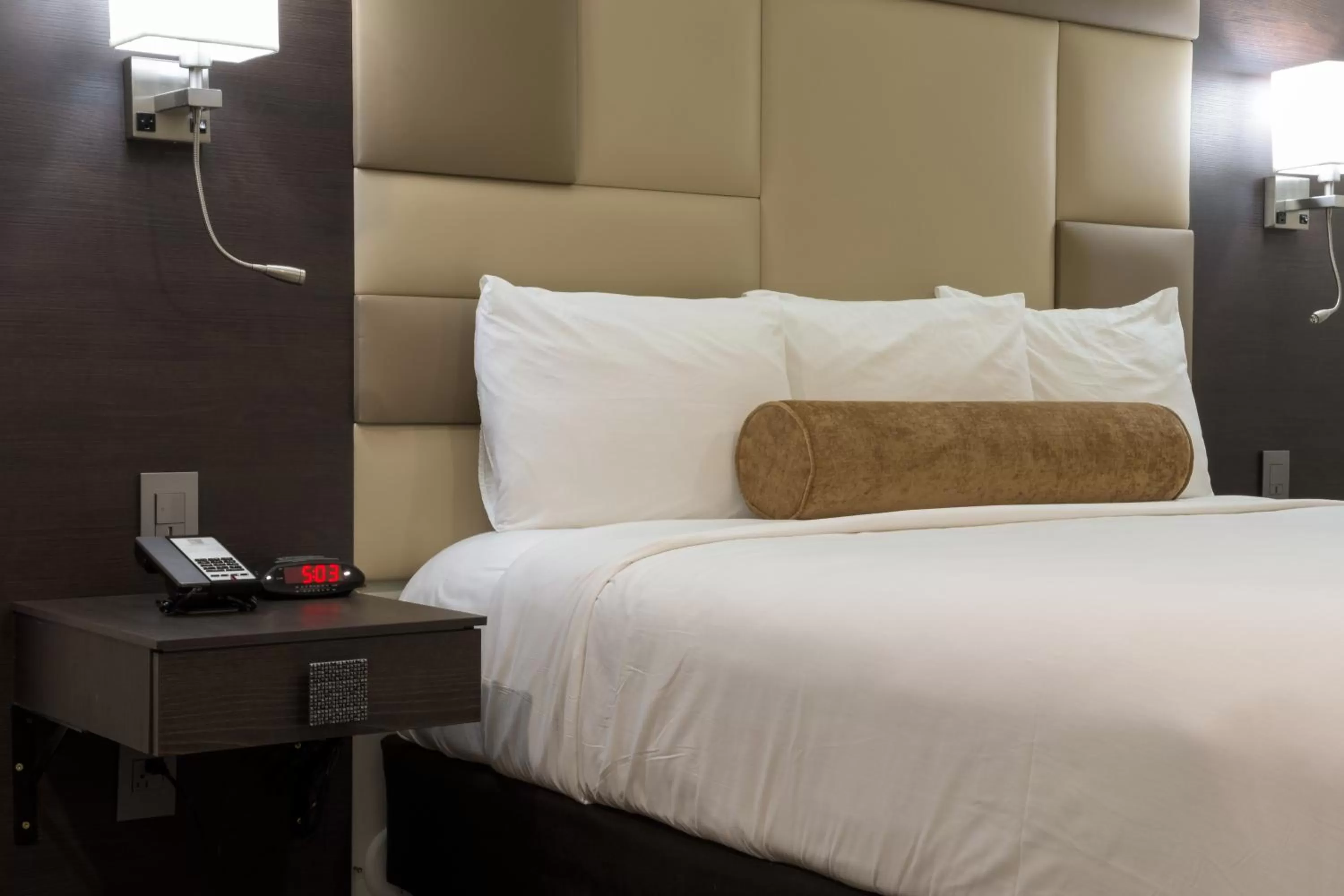 King Room - Disability Access in Hotel Xilo Glendale