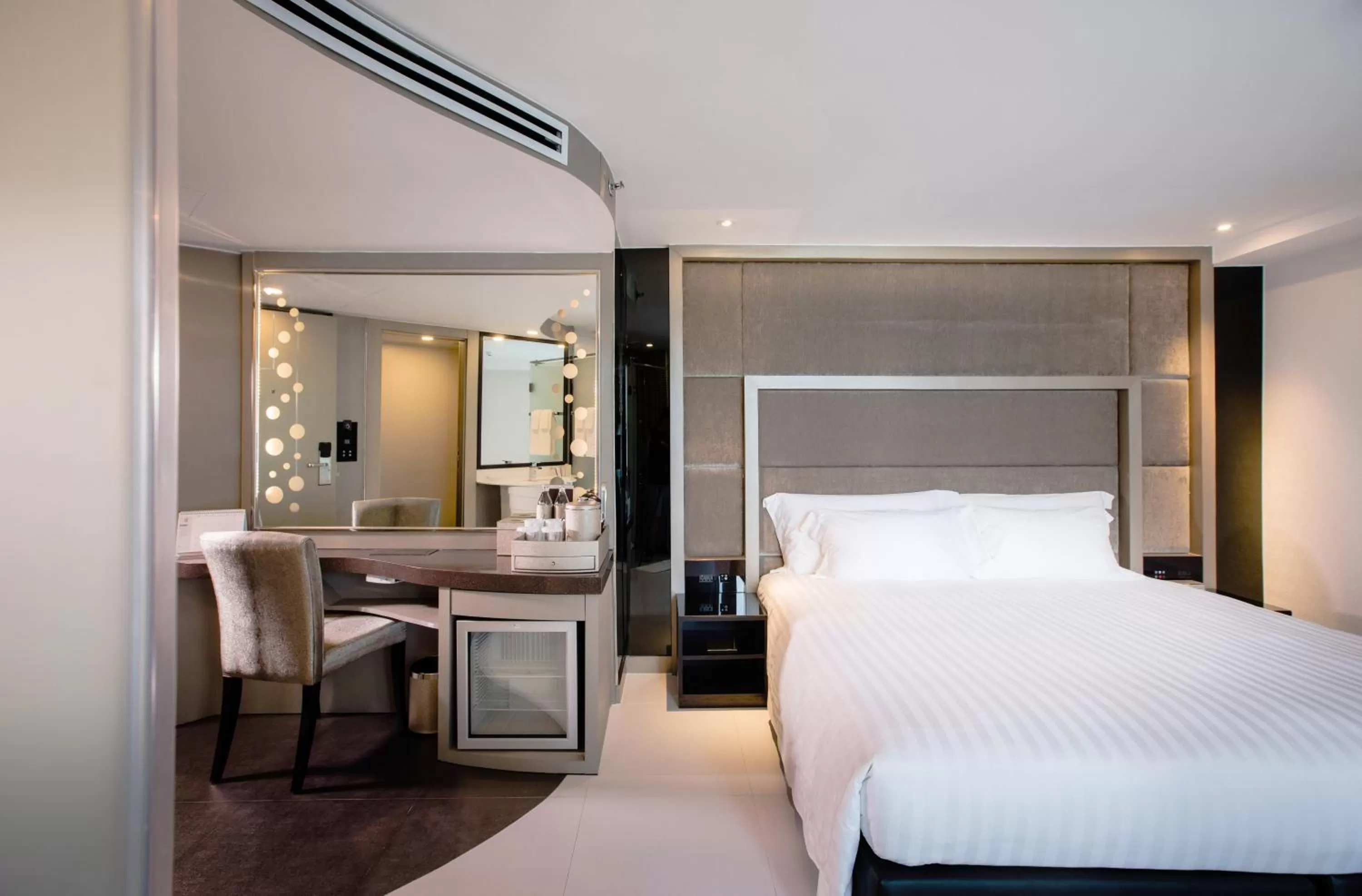 Deluxe King Room in Azure Hotel Pattaya