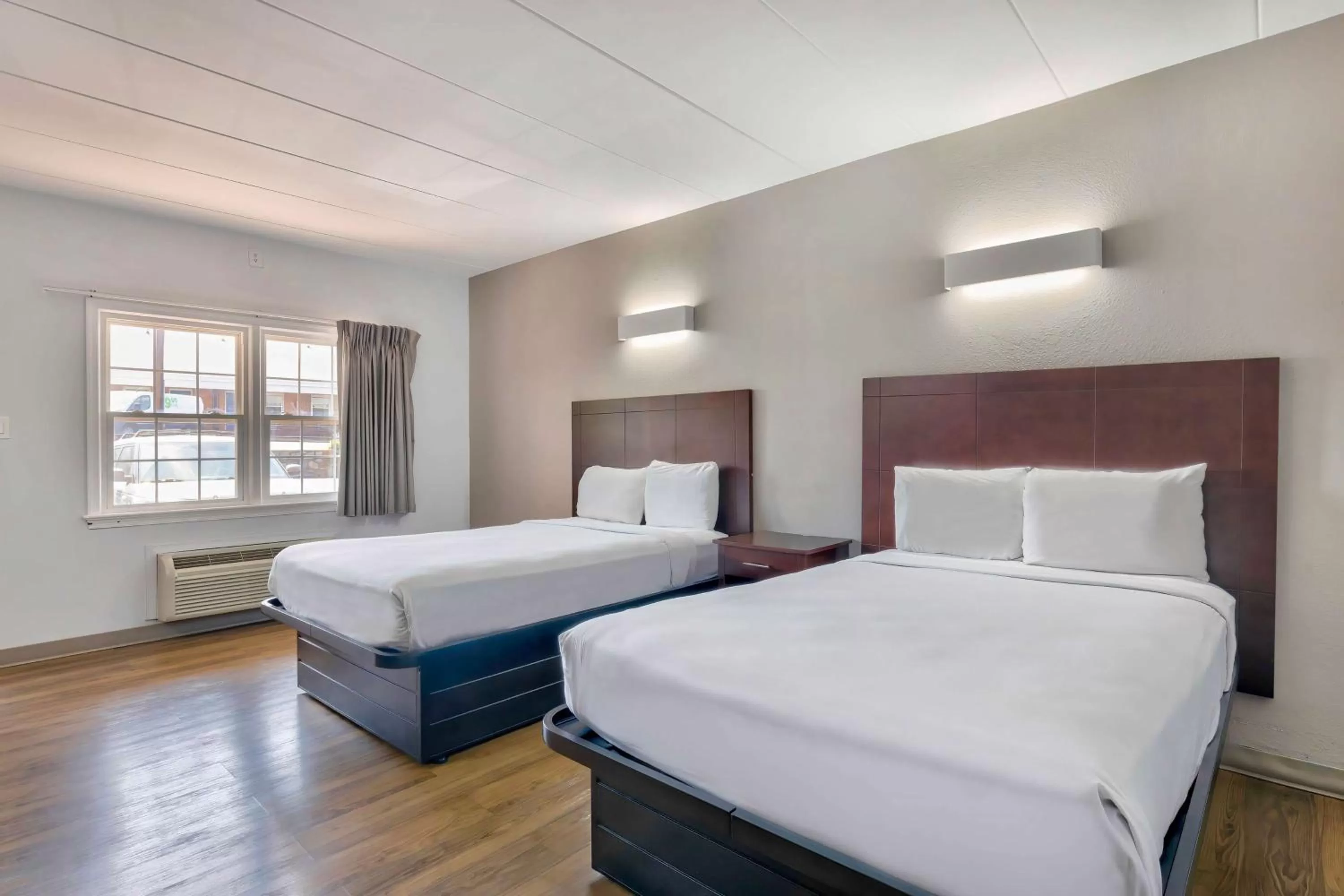 Deluxe Quadruple Room - Non-Smoking in Motel 6-Falls Church, VA - Arlington Boulevard