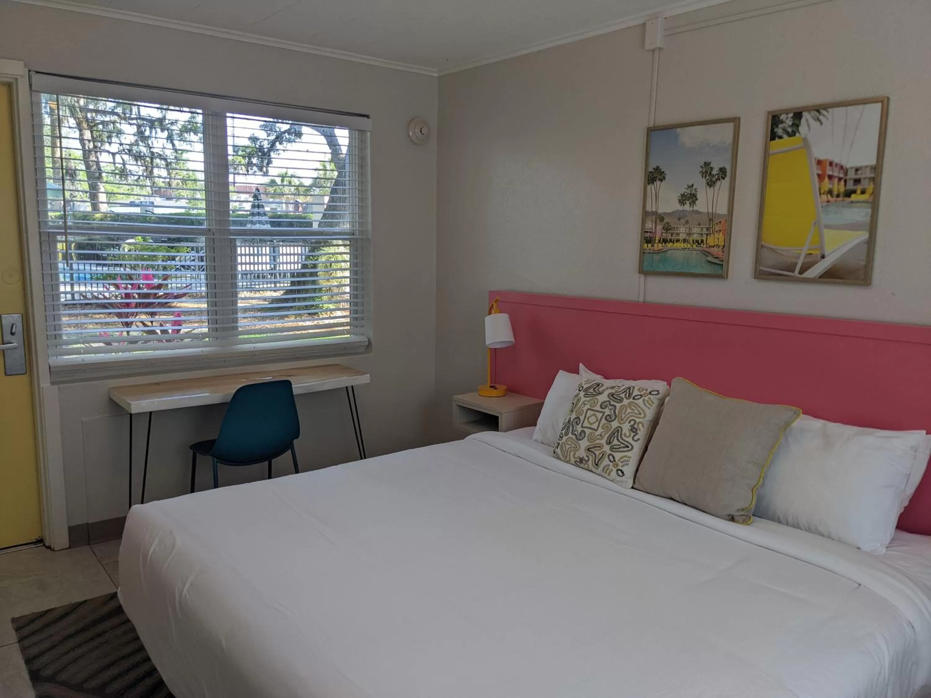 Standard King Room in Queen's Court Inn