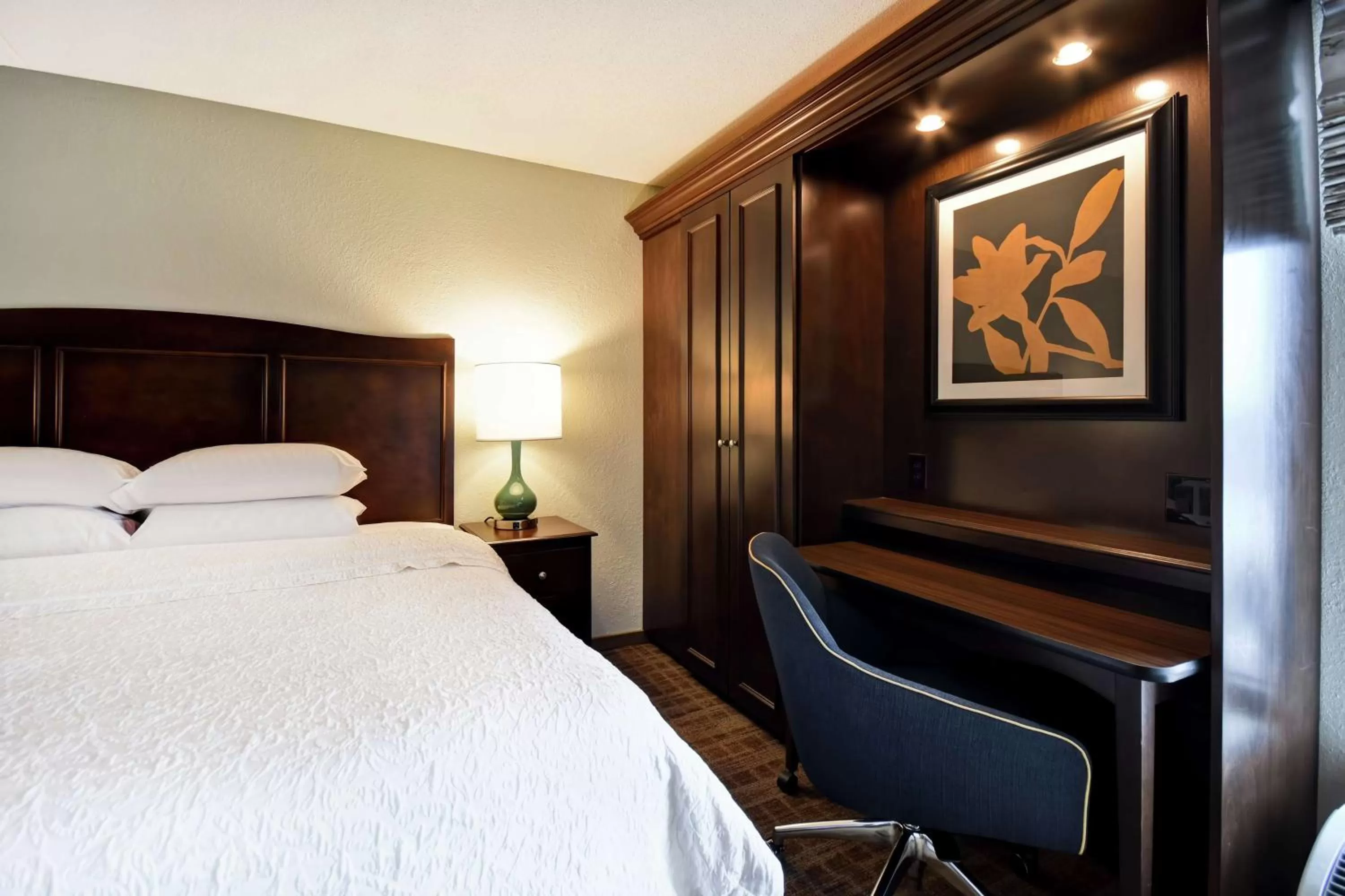 Bedroom, Bed in Hampton Inn Overland Park