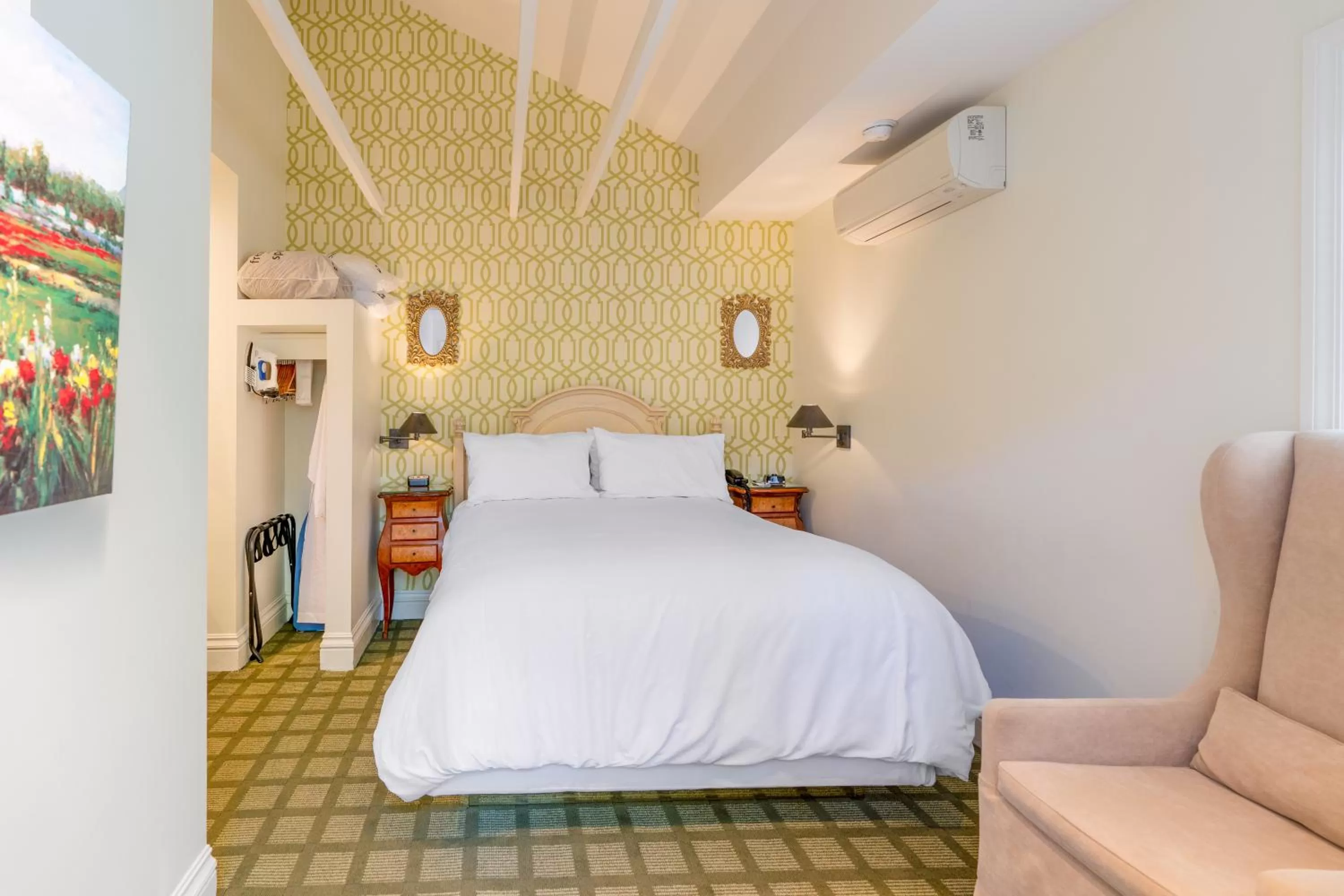 Classic Queen Room in The Bergson, BW Signature Collection