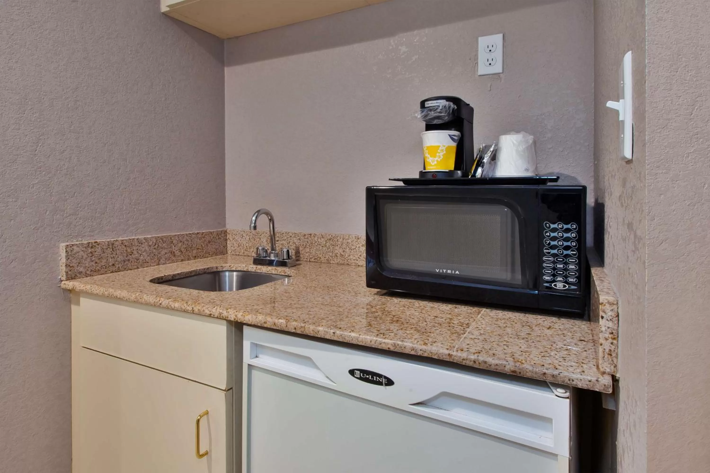 Photo of the whole room in Hampton Inn College Park