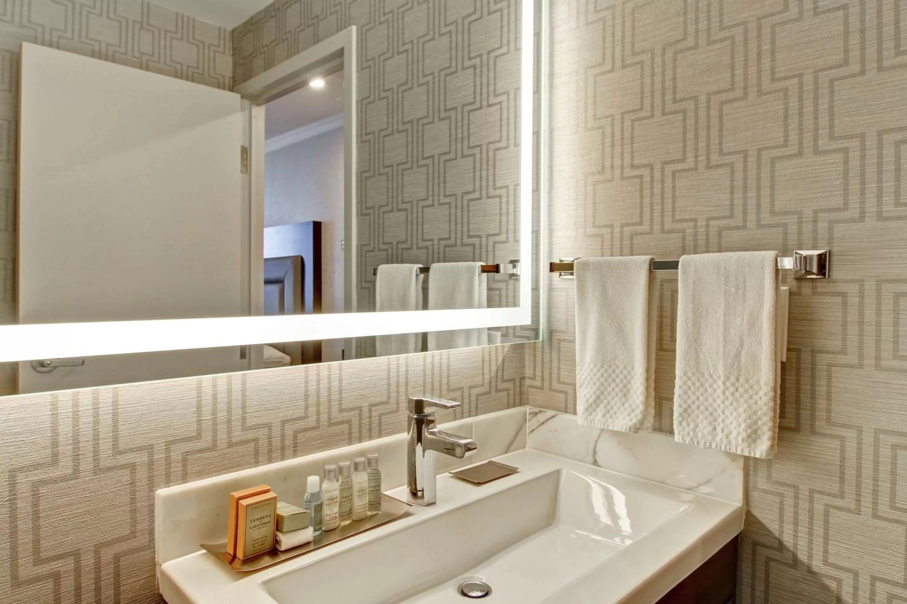 Deluxe King Suite with Sofa Bed in DoubleTree by Hilton Toronto Downtown